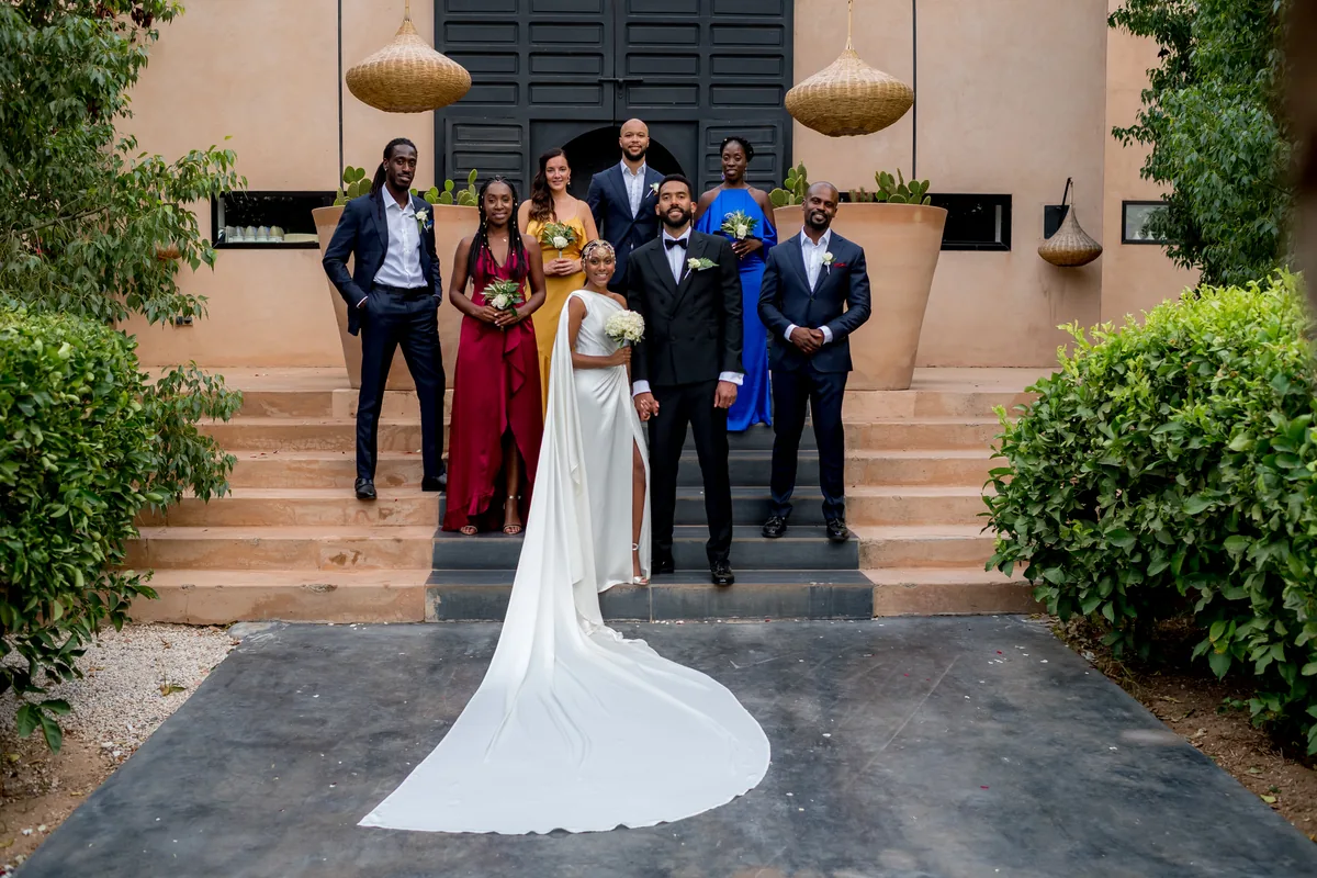 Rochie de mireasă cu trenă lungă întinsă pe trepte, la o nuntă în Marrakech