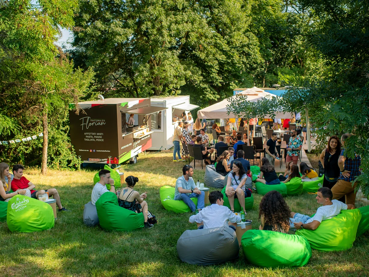 Eveniment de companie în aer liber, atmosferă relaxată