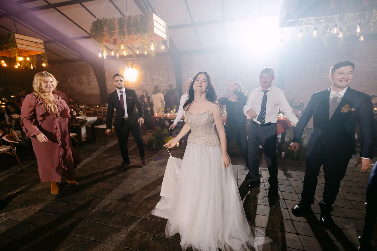 mireasa în mijlocul ringului de dans, cu lumină puternică din spate