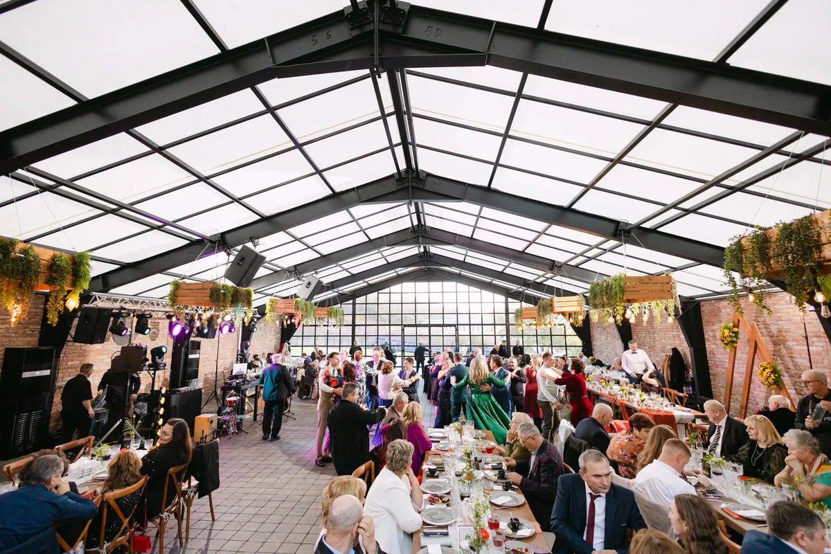 sala La Foret noaptea, plan larg cu acoperișul de sticlă și invitații la mese