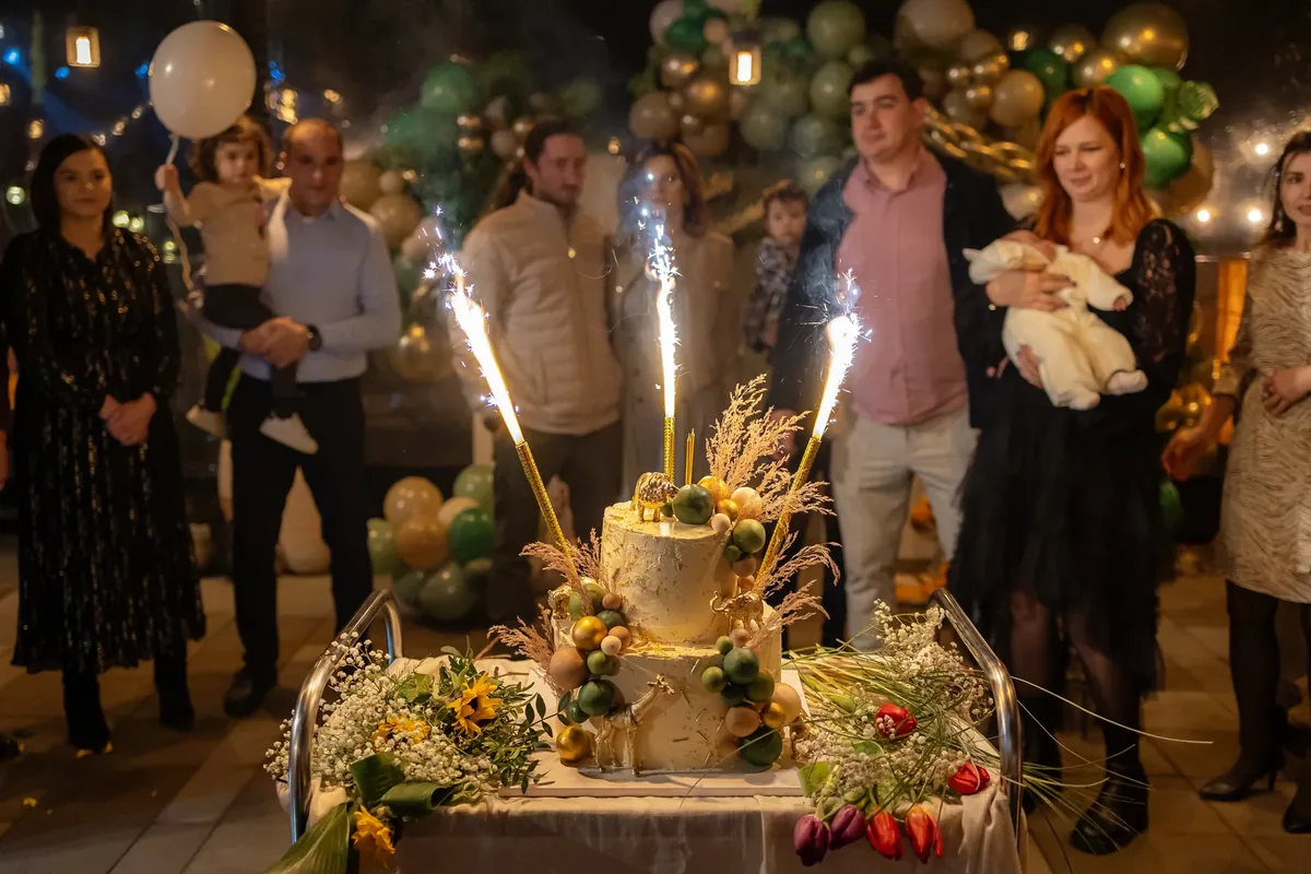 Tort de botez cu artificii, seara, la Wild Garden Cluj