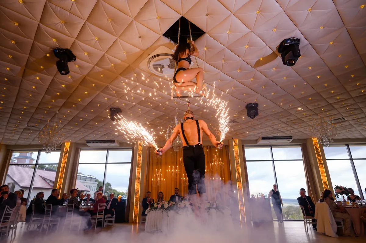 Sala Riviera de la Wonderland, cu o acrobată suspendată deasupra meselor și artificii reci