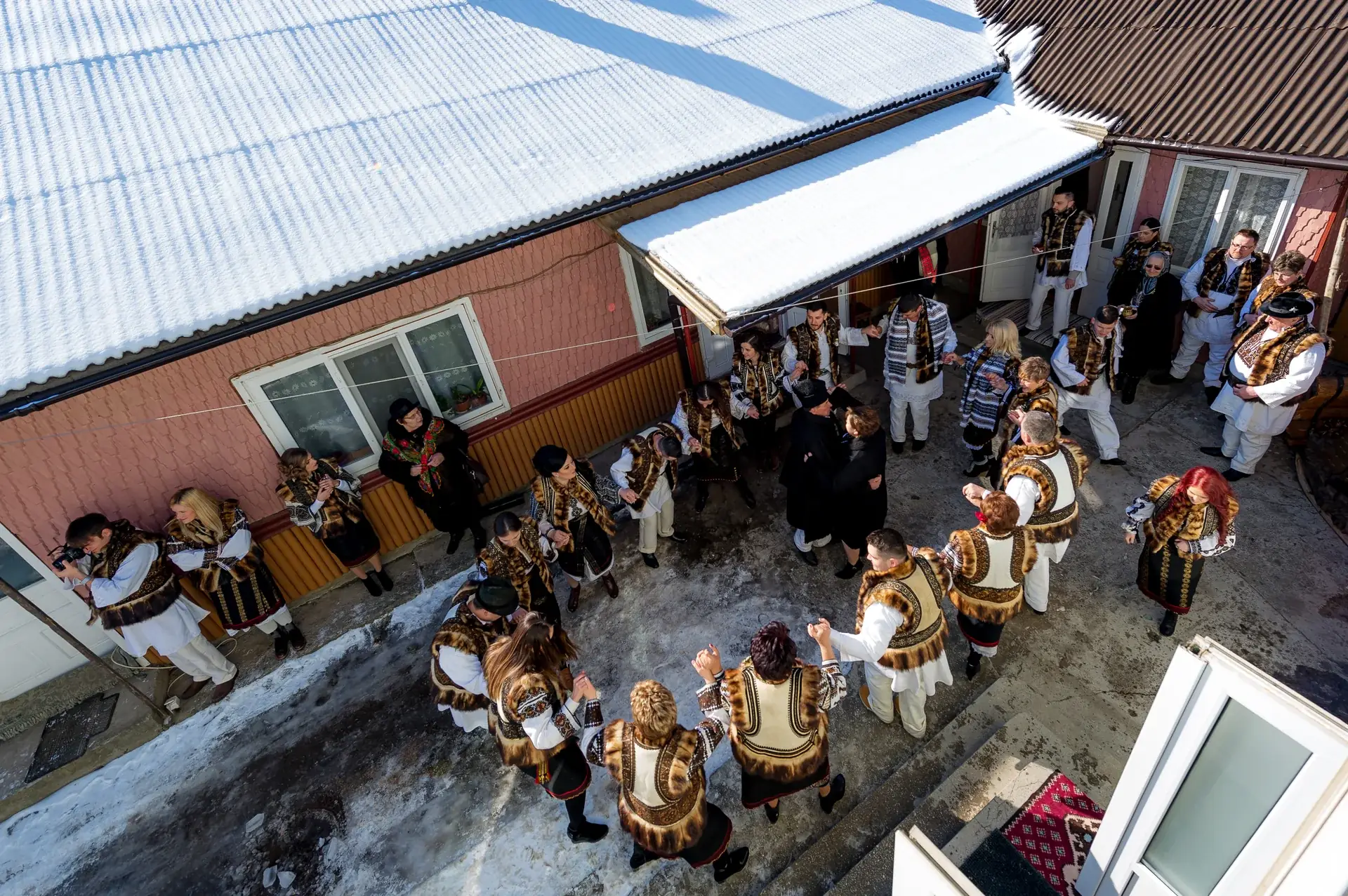 Alexandra & Mike — nunta campulung moldovenesc castelul dracula nasi alai zapada strada bucovina frig minus 15 grade — fotograf nuntă
