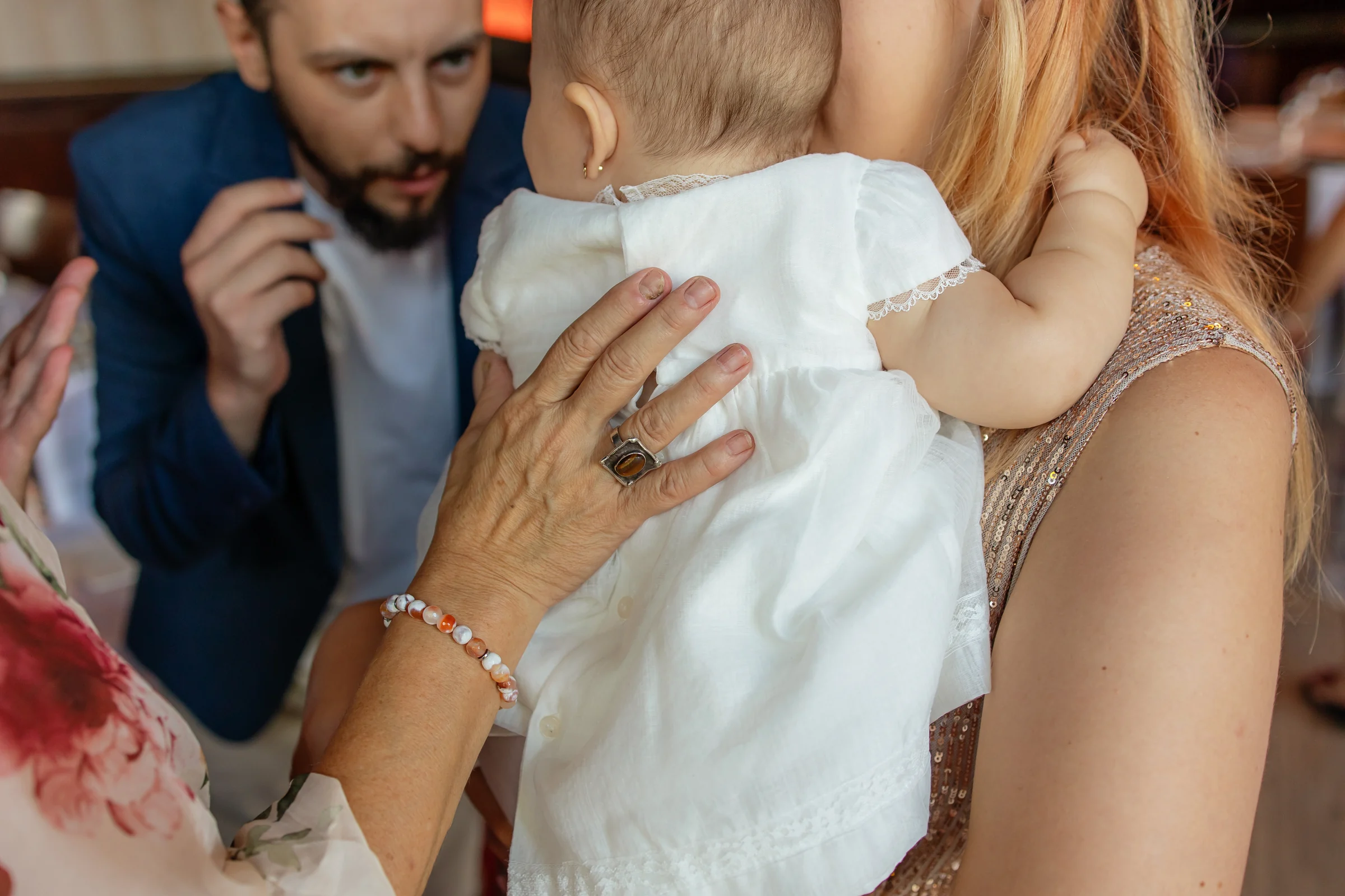 Botezul Almei — botez website bistro cluj tata bunica mana inel spate alma tandretee — fotograf botez