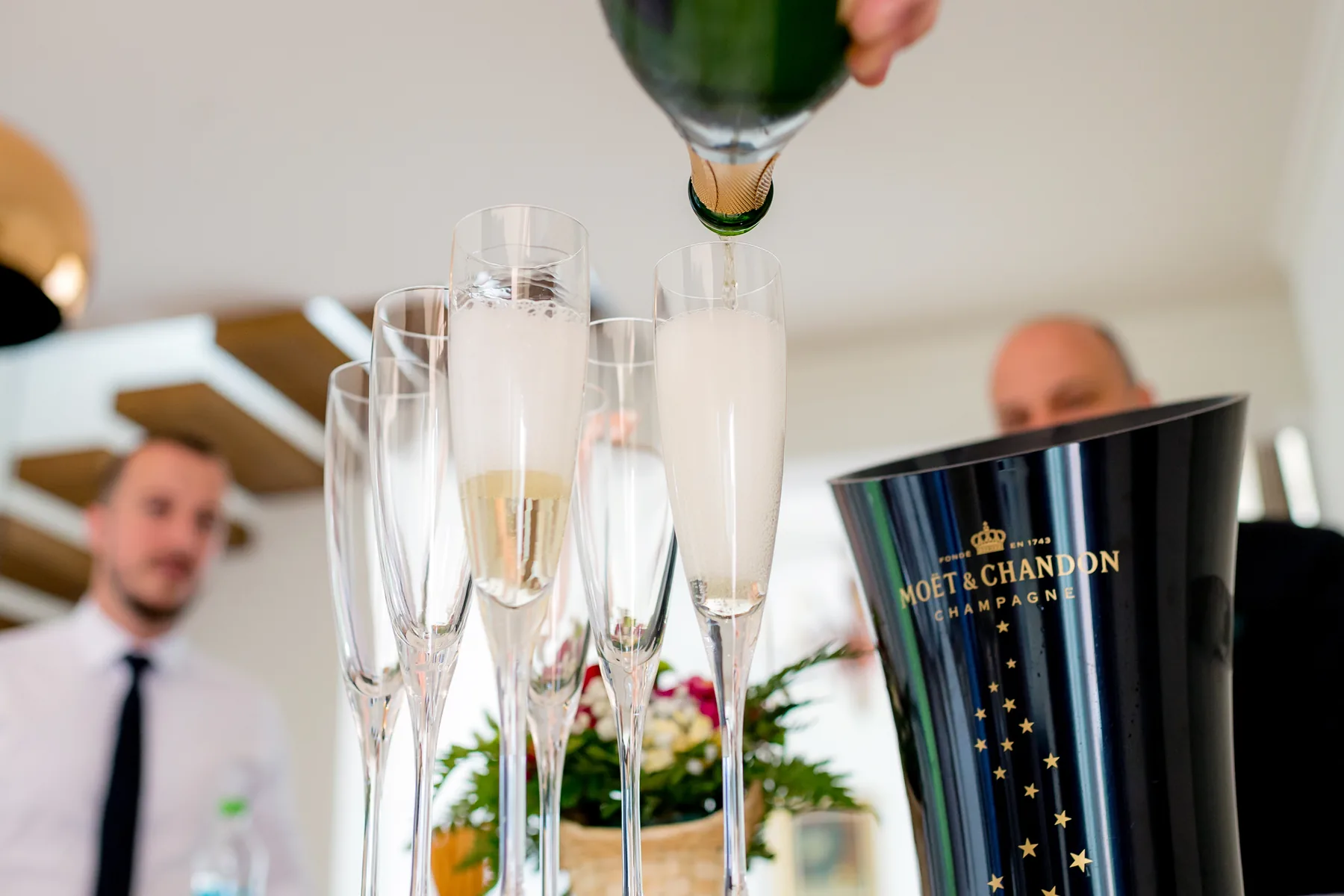 Șampanie Moët & Chandon turnată în pahare — momentul dinaintea nunții