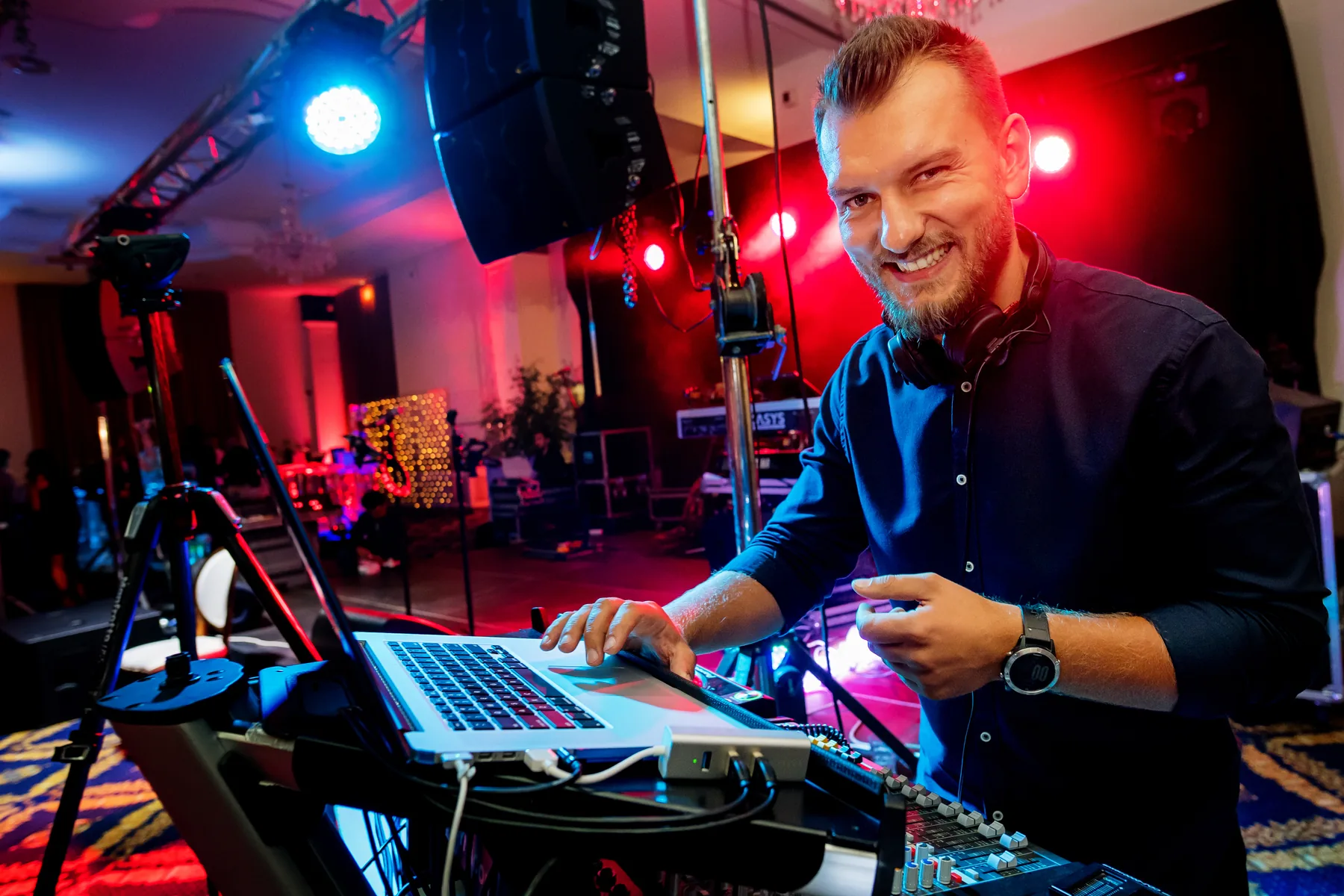 DJ-ul la pupitru în timpul petrecerii de nuntă