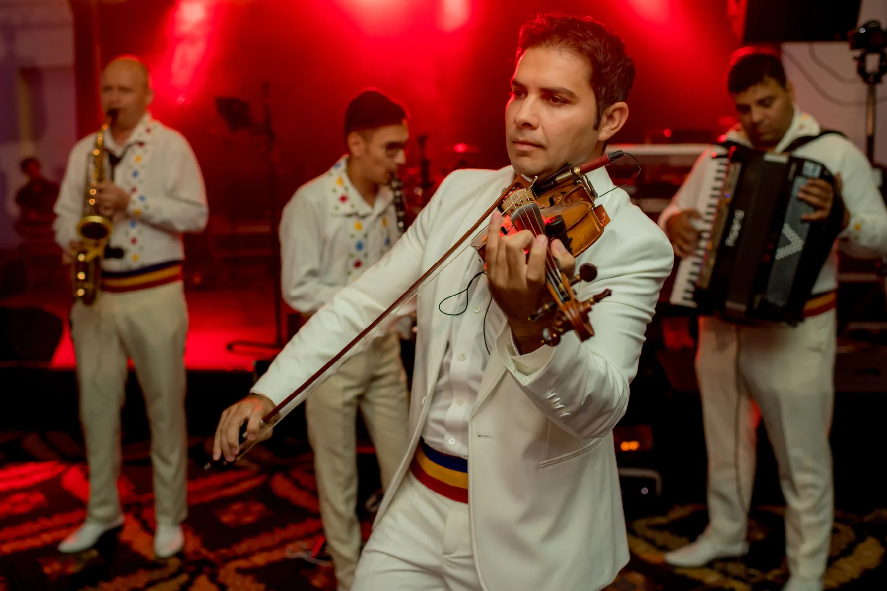 Vioristul formației în timpul unui moment de muzică live la nuntă