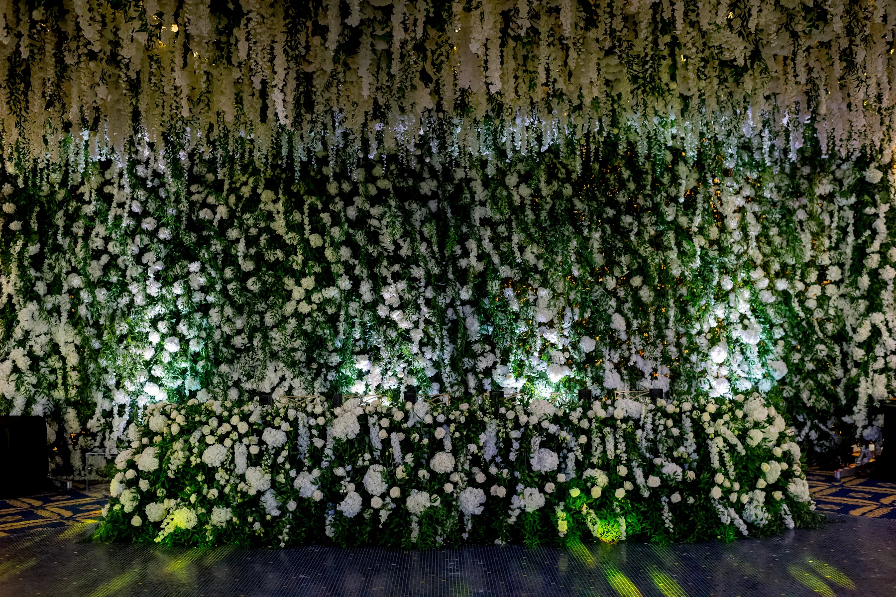 Perete floral din flori albe și verdeață — decor de nuntă