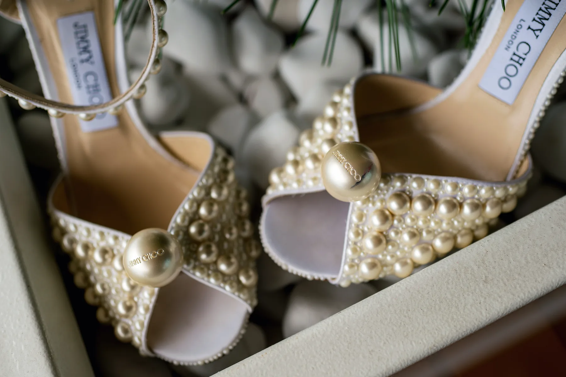 Pantofi de mireasă Jimmy Choo cu perle — detaliu de accesorii