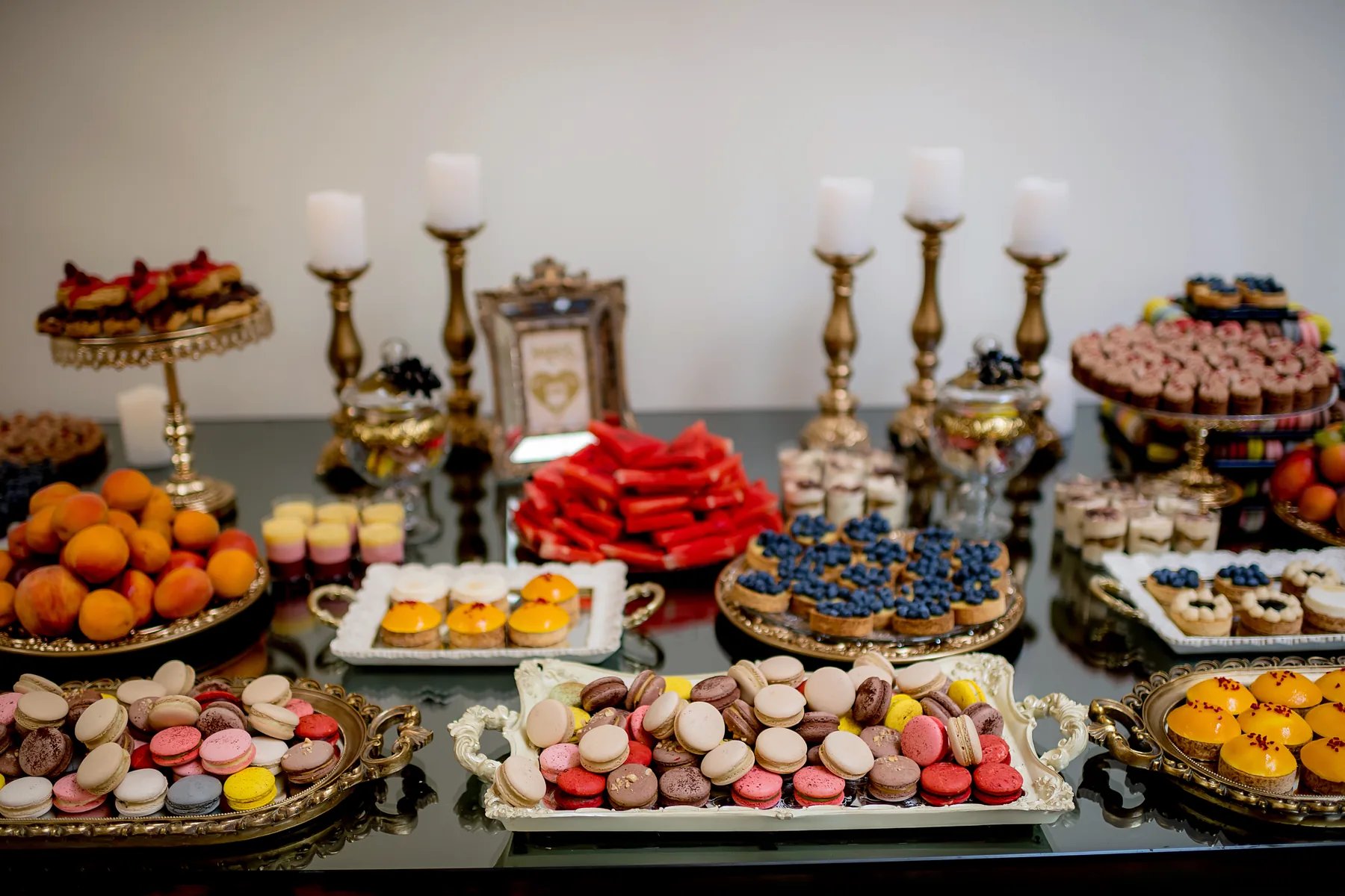 Candy bar cu prăjituri, macarons și fructe — catering de dulciuri