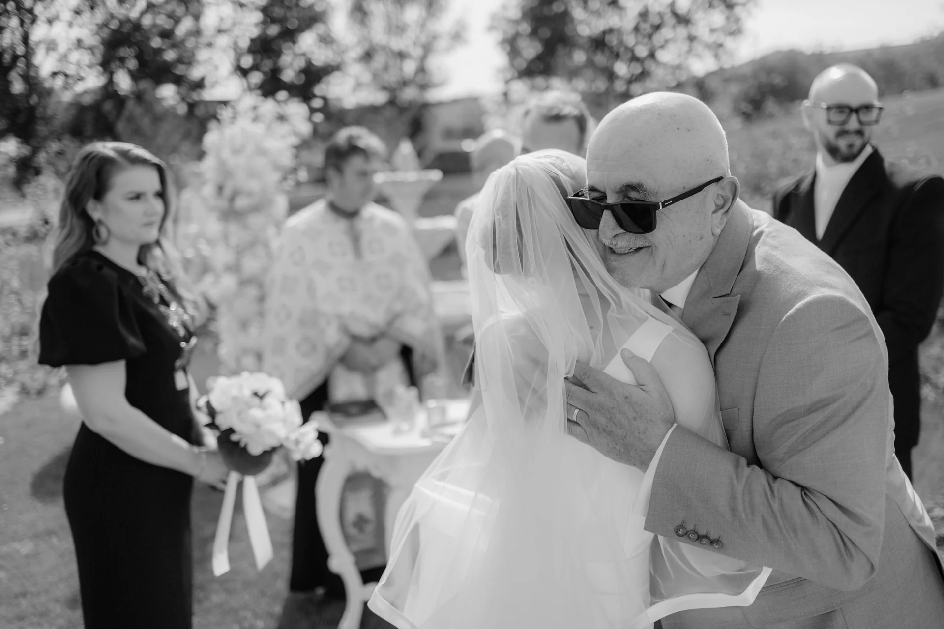 Miri la altarul ceremoniei în aer liber de la Wild Hills Jucu, cu lumini decorative