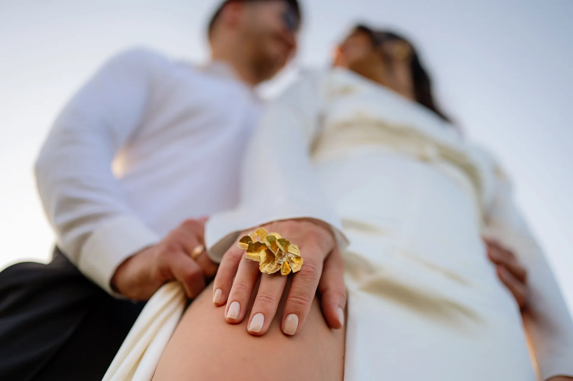 Andreea & Andrei — nunta crama la salina turda miri inel aur detaliu jos — fotograf nuntă