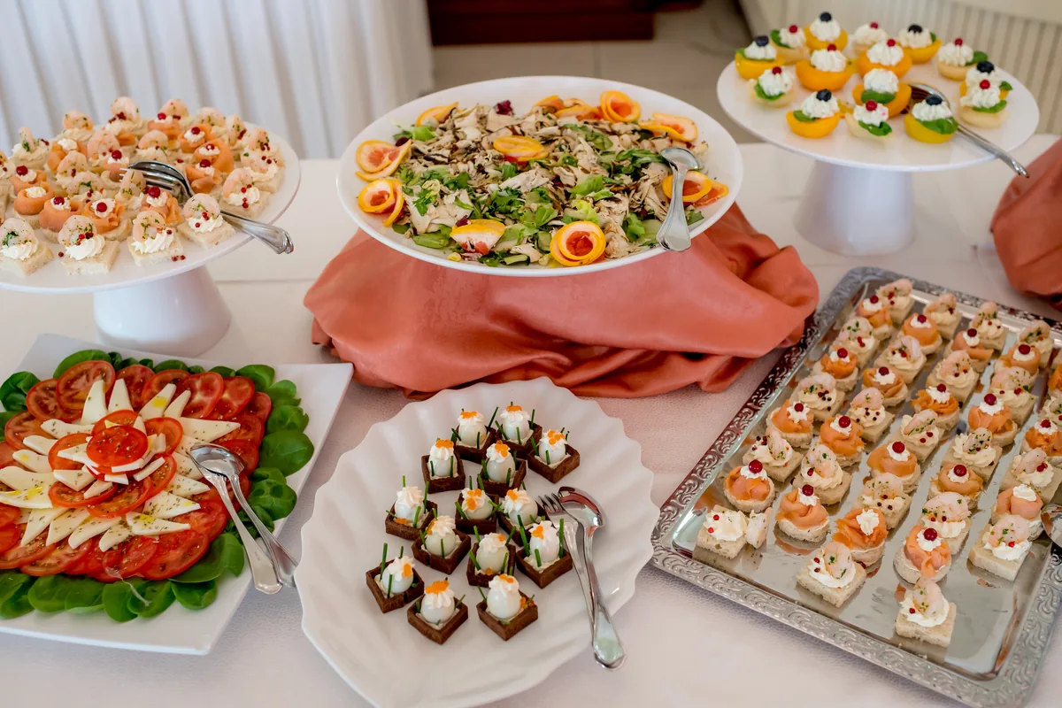 Aperitive și platouri pregătite pentru botez la Grand Hotel Italia Cluj