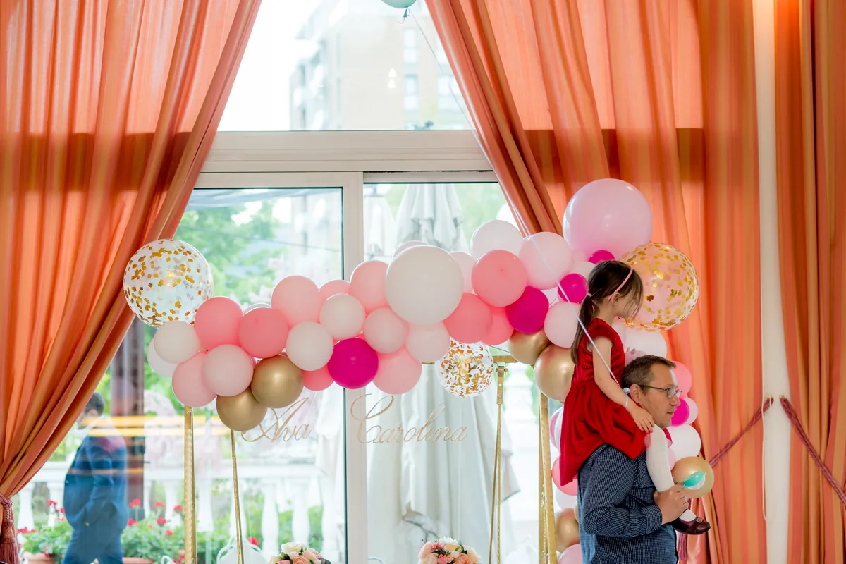 Sală decorată cu arcadă de baloane pentru botez la Grand Hotel Italia Cluj