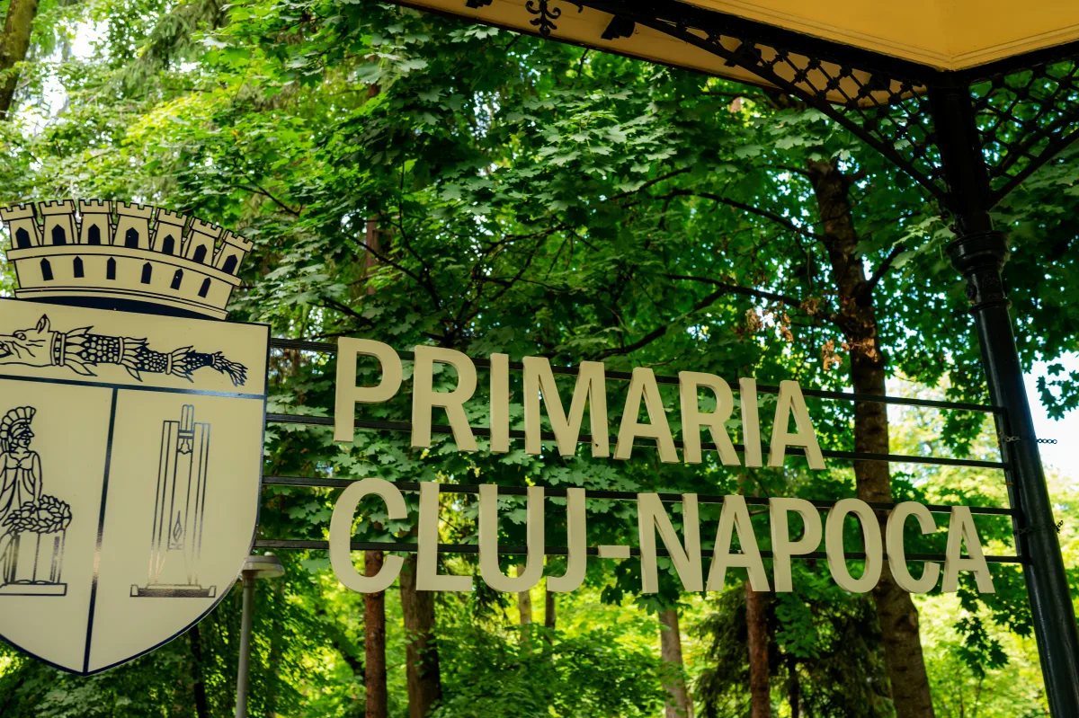 Indicatorul „Primăria Cluj-Napoca” printre copacii din Parcul Central, la intrarea spre foișorul cununiilor civile
