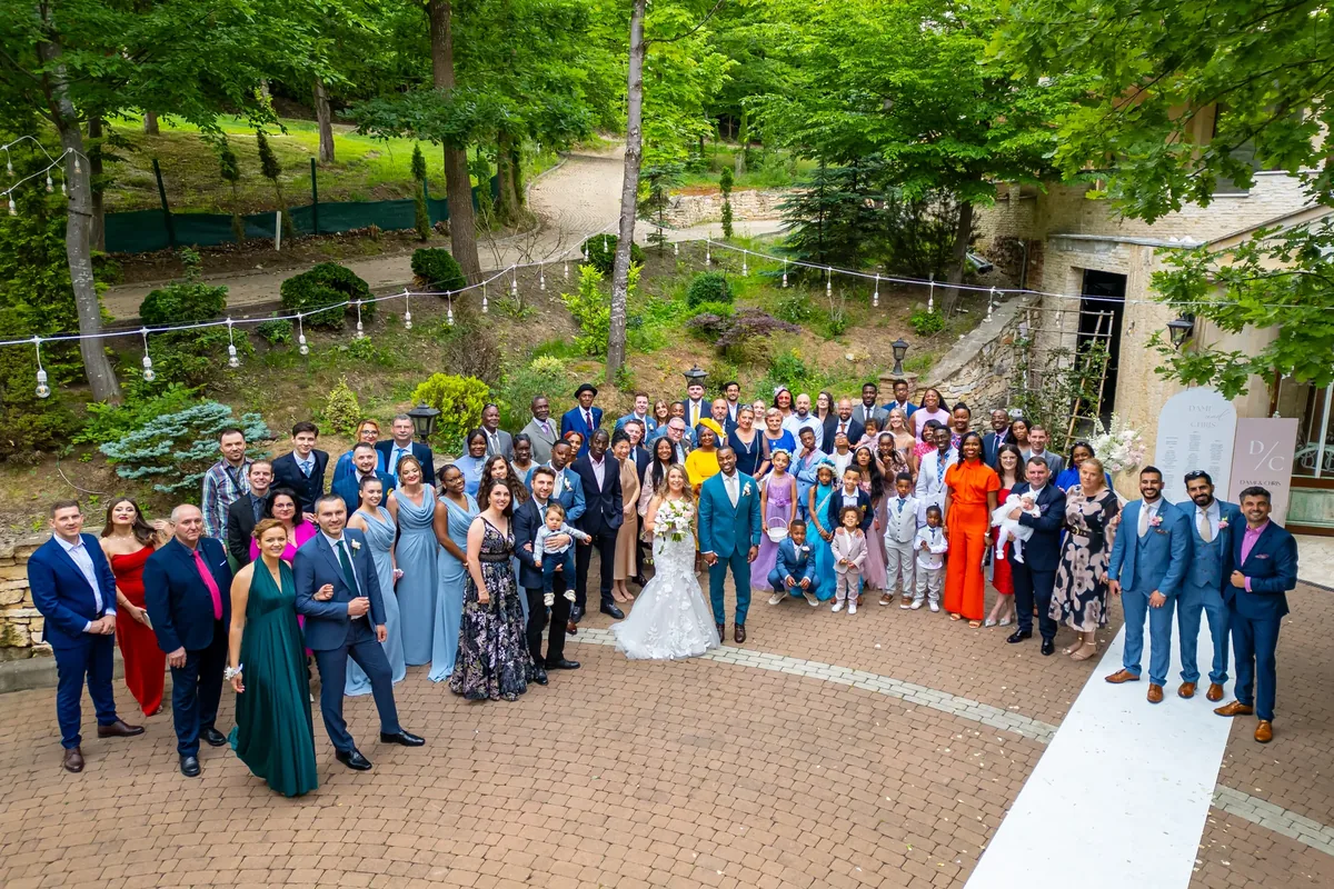 Fotografia de grup cu toți invitații, pe aleea pavată, văzută de sus