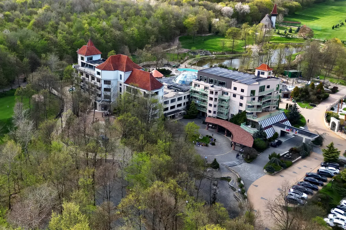 Vedere aeriană cu Sun Garden Resort, clădiri și piscină lângă Cluj