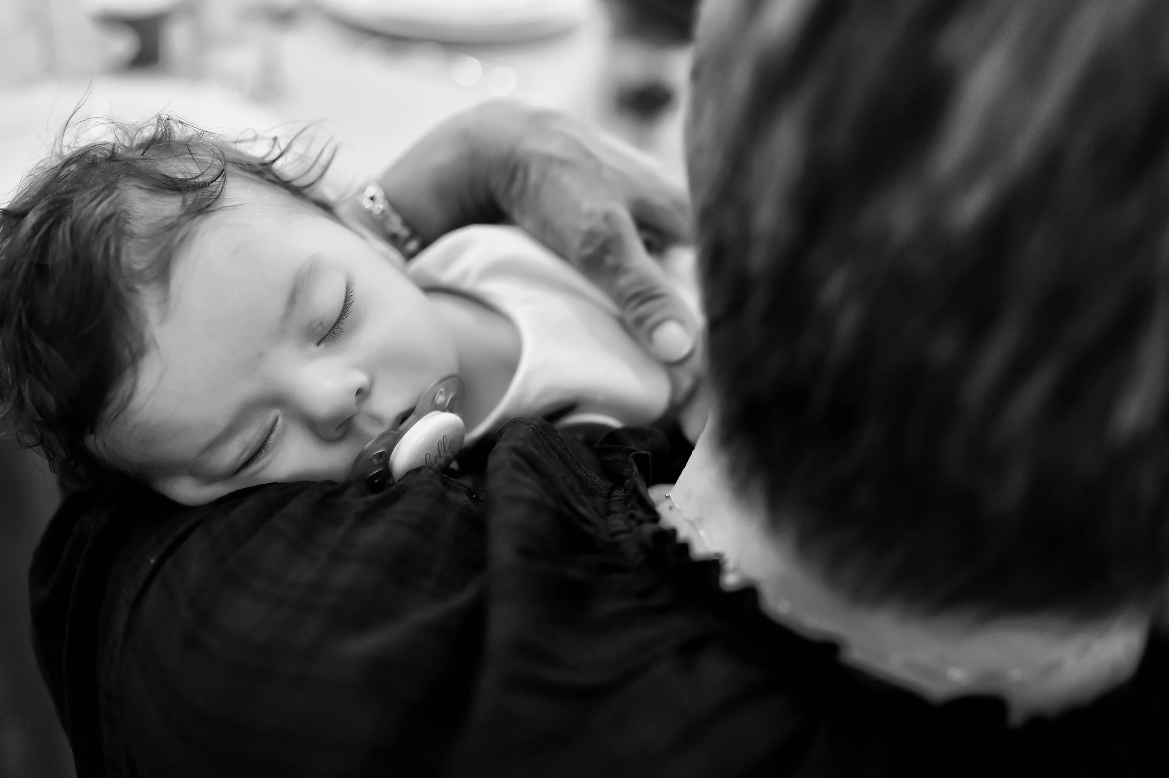 Botezul lui Elias Matei — botez elias matei sun garden cluj bw elias matei doarme suzeta umar mama tandretee — fotograf botez