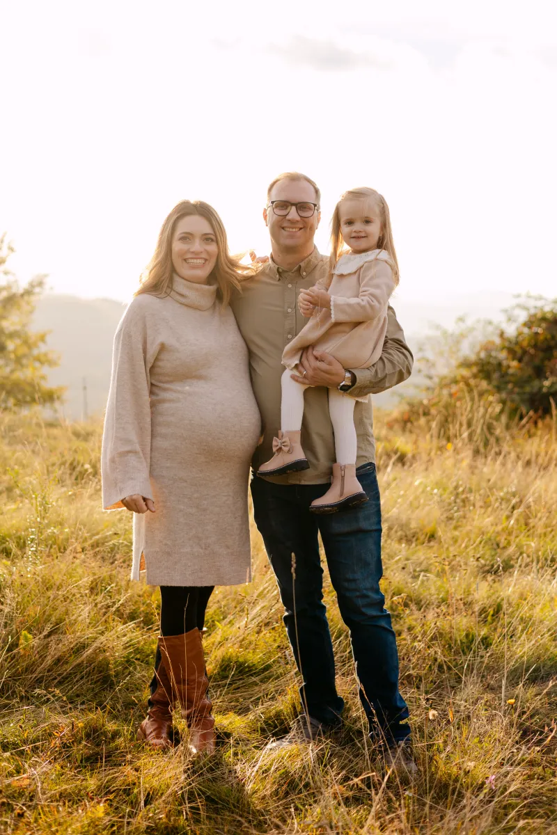Family in coordinated neutral tones — beige, cream and denim — at an autumn family photo session near Cluj-Napoca