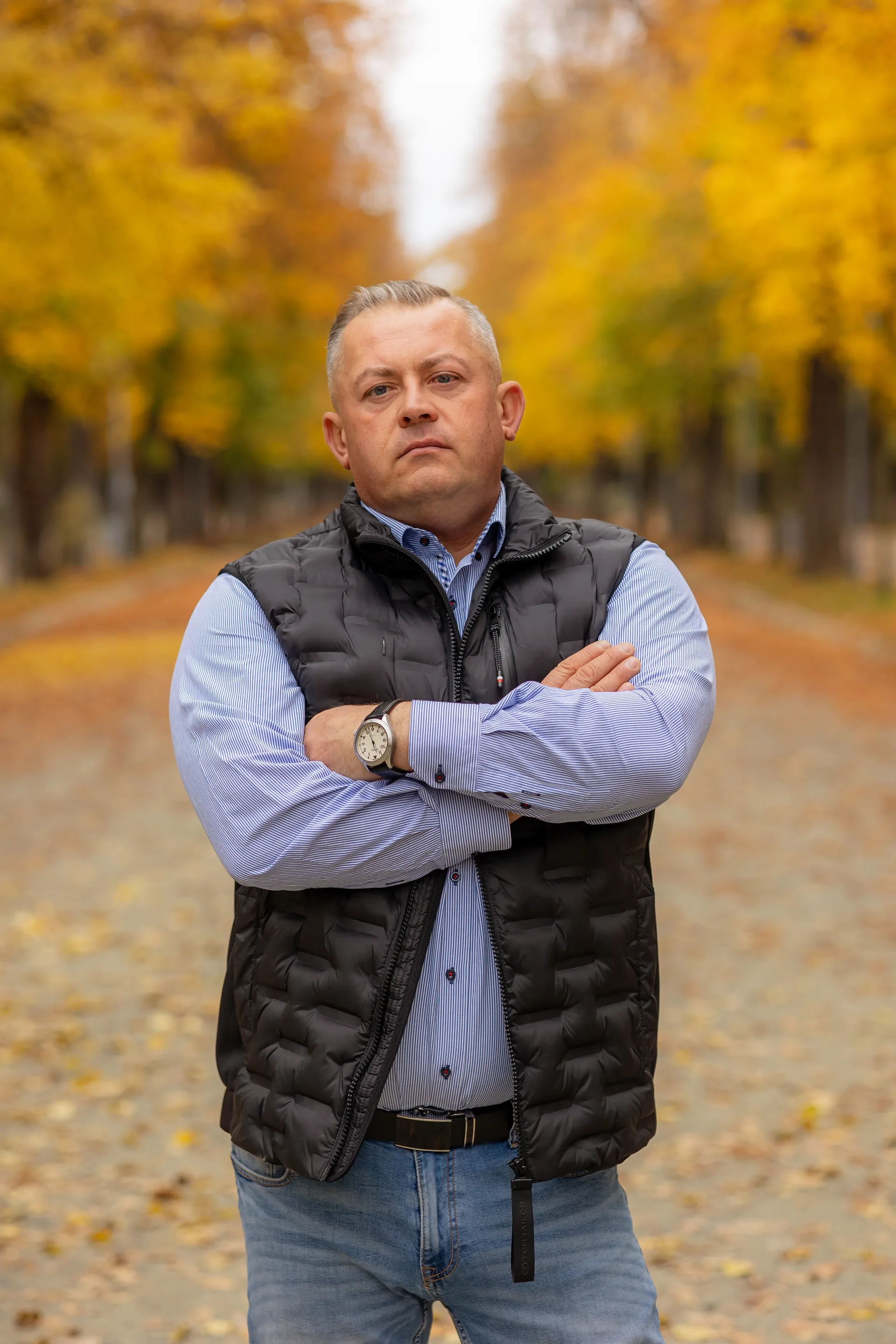 Portret cu tatăl în vestă, cu brațele încrucișate, pe alee