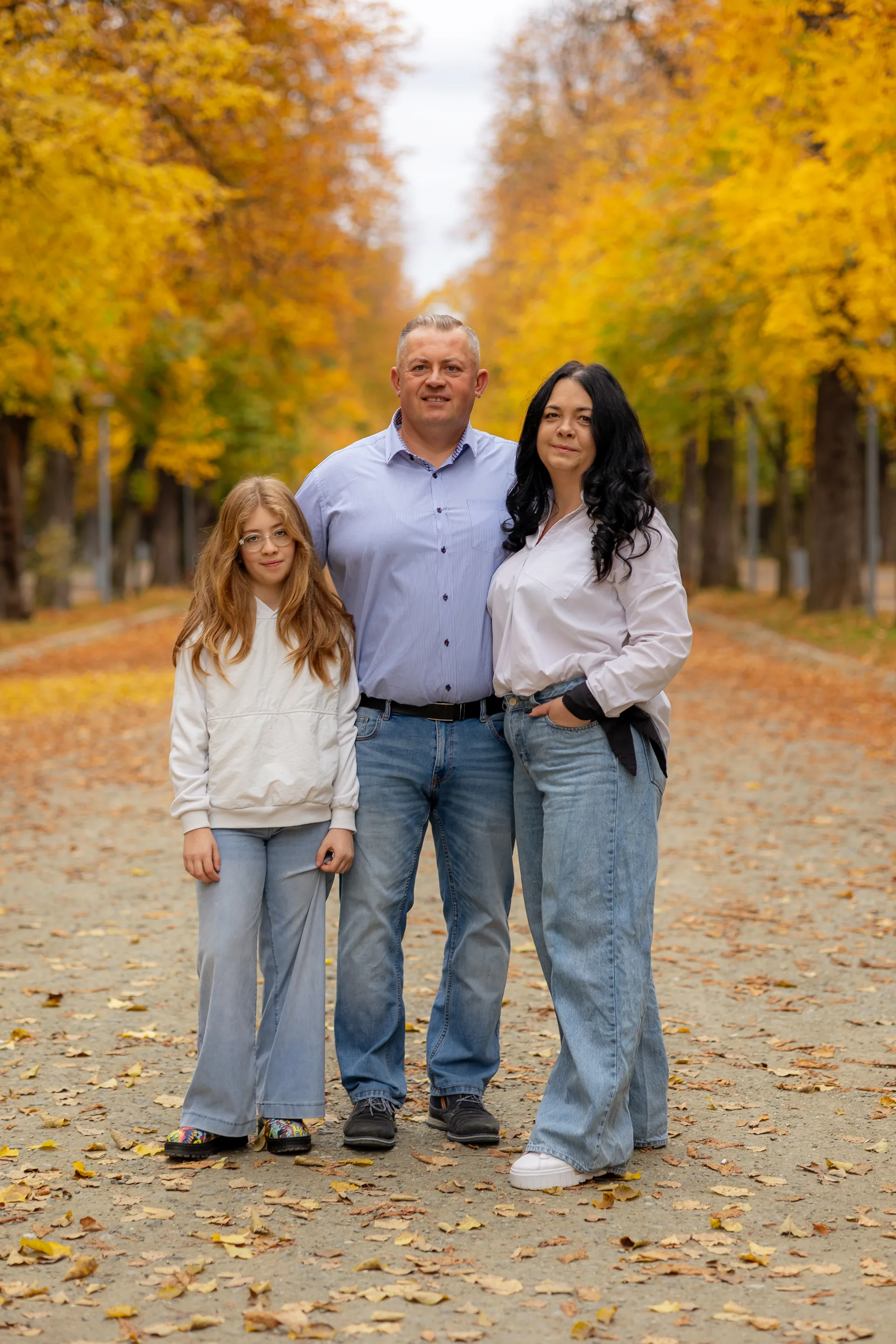 Familia zâmbind, aliniată pe aleea de arțari