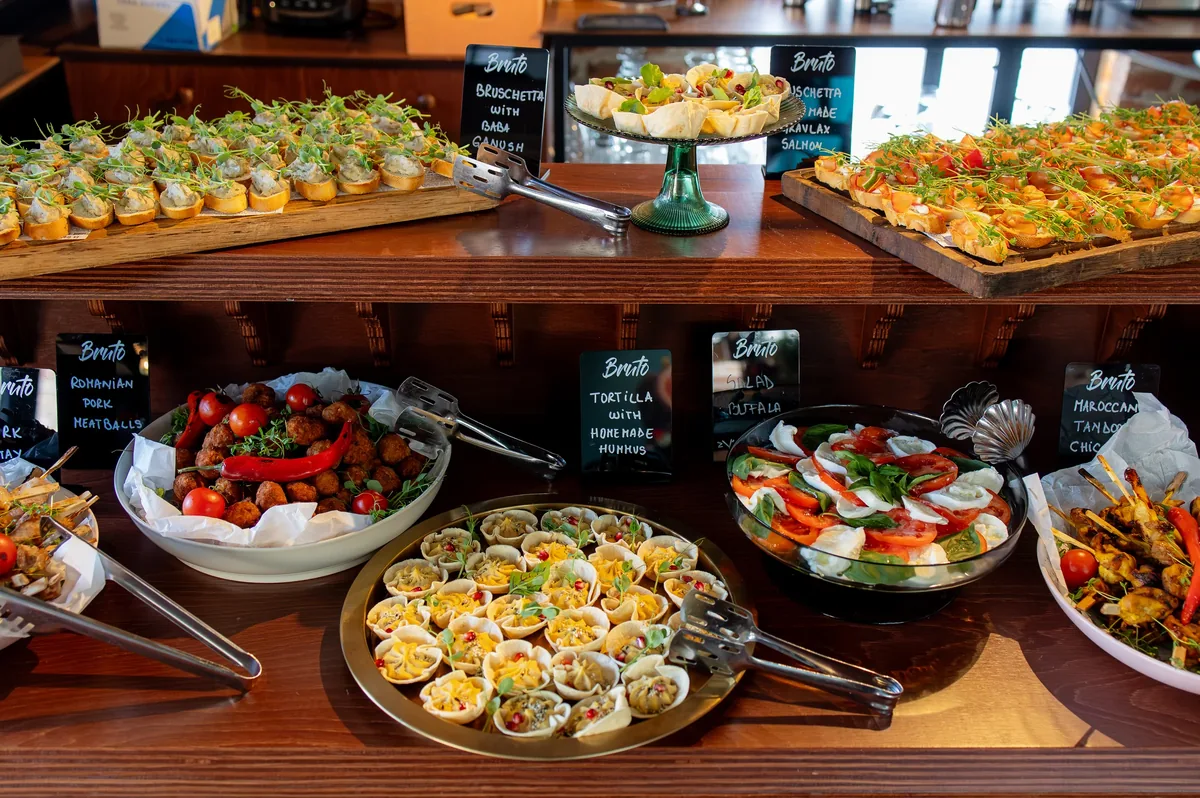Buffet la Bruto, în Record Park Cluj-Napoca — bruschete, chiftele și aperitive cu etichete pe tăblițe, la un botez