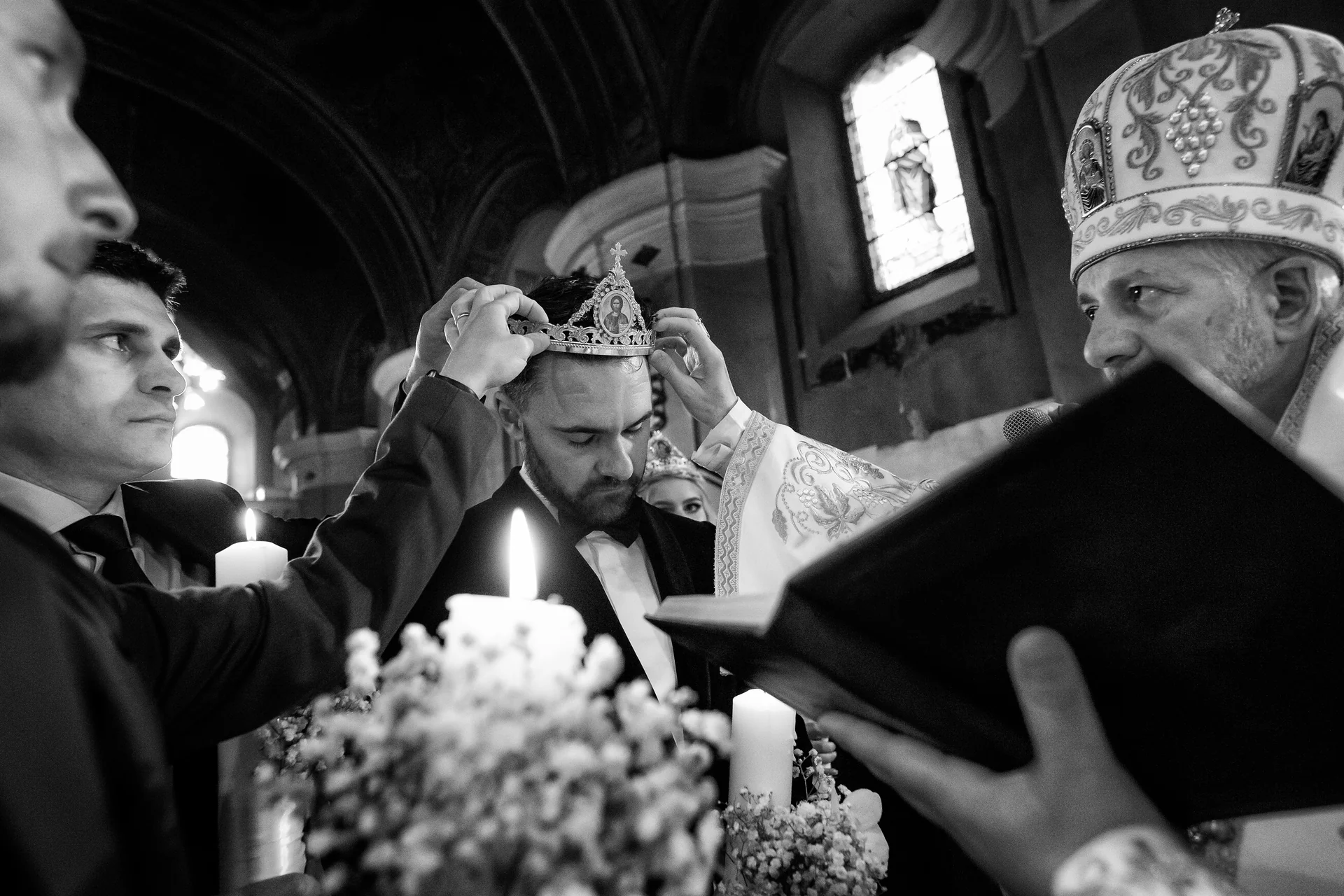 Gabriela & Vlad — nunta wonderland cluj grande vista ceremonie ortodoxa candelabre cuplu altar — fotograf nuntă