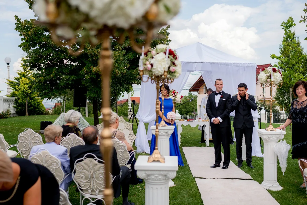 Ceremonie în grădina Grand Hotel Italia, mirele așteptând pe alee