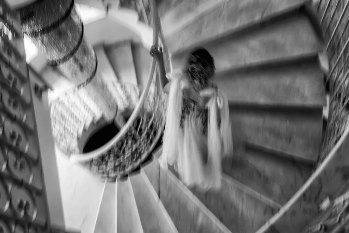 Mireasă pe scara în spirală de la Grand Hotel Italia, fotografiată de sus
