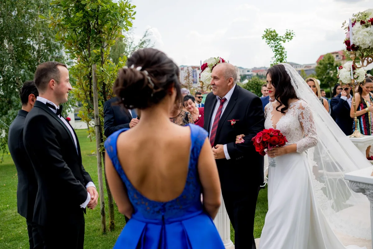 First look în grădină: mirele o vede pe mireasă venind la brațul tatălui