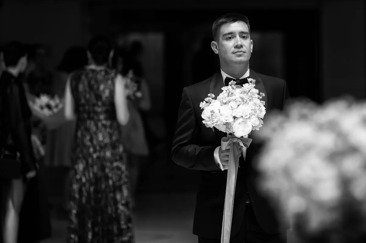 Mire așteptând cu buchetul în lobby-ul hotelului, alb-negru