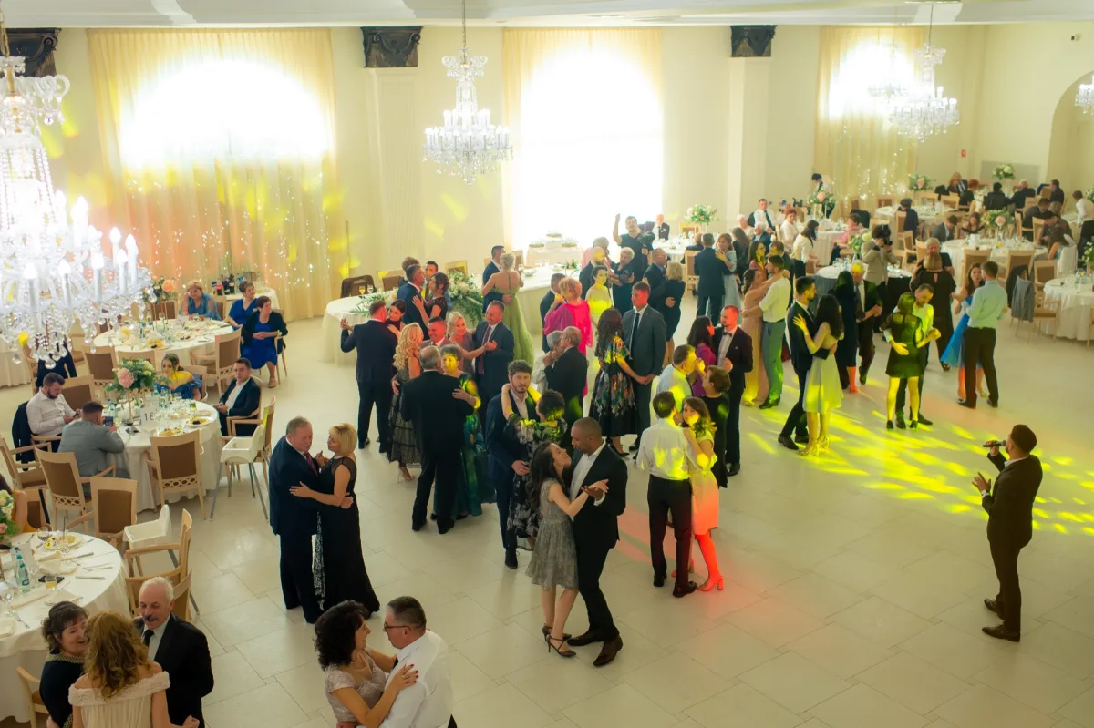 Sala Foyer de la Grand Hotel Italia, cu lumina de după-masă intrând prin ferestrele mari