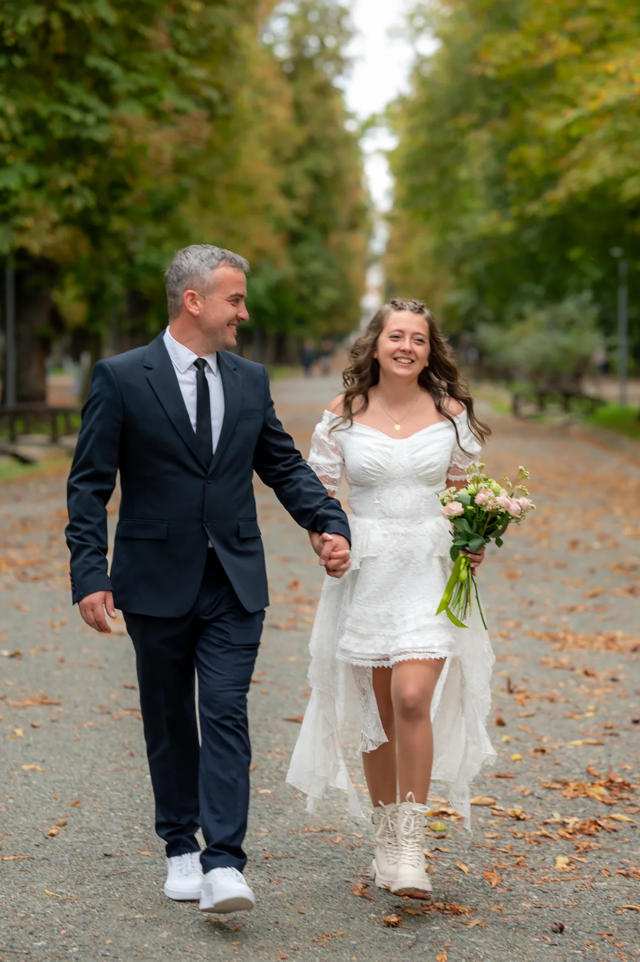 cei doi de mână pe aleea cu frunze căzute din Parcul Central, zâmbind unul spre altul