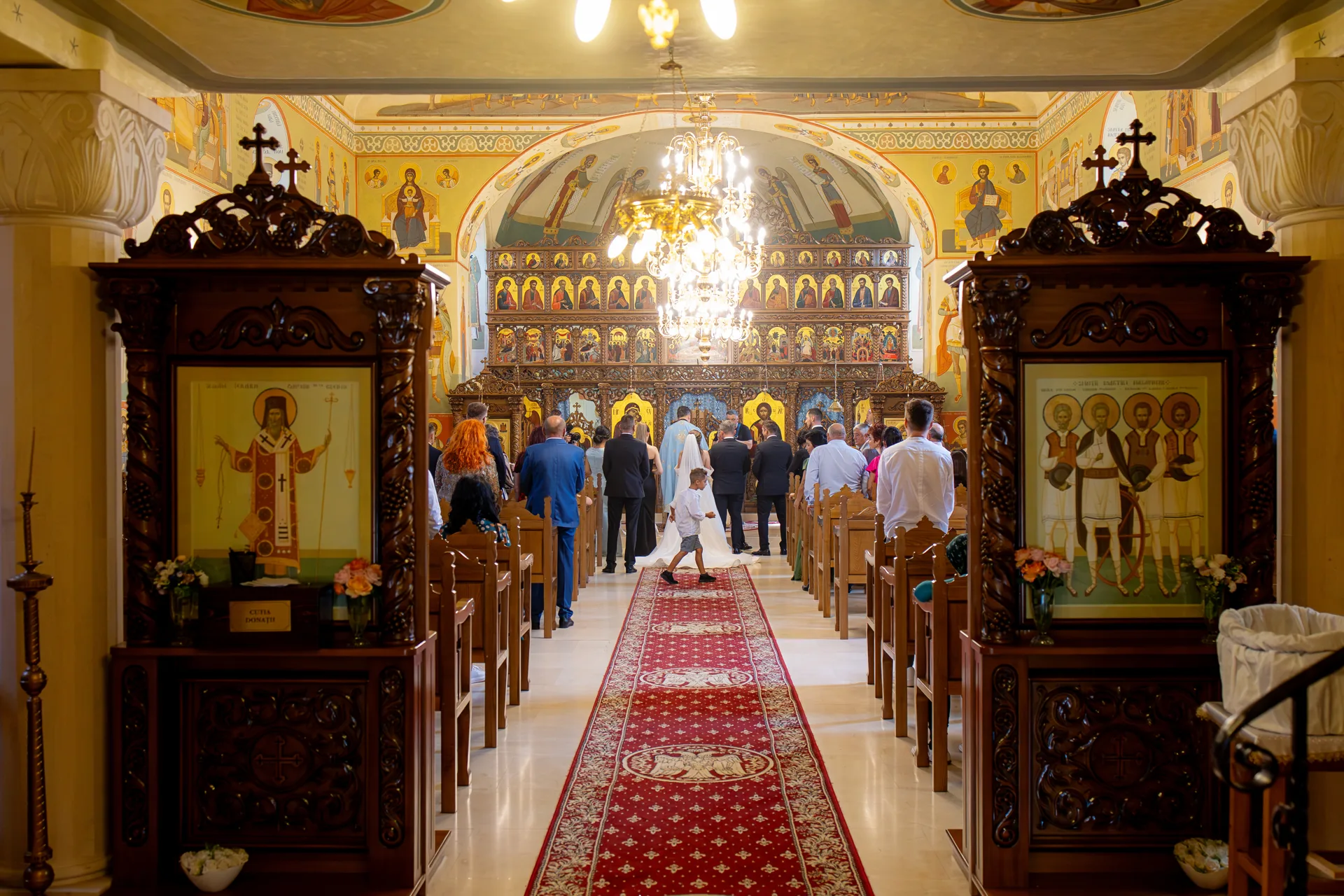 nava bisericii din Florești, cu iconostasul în capăt și candelabrul aprins