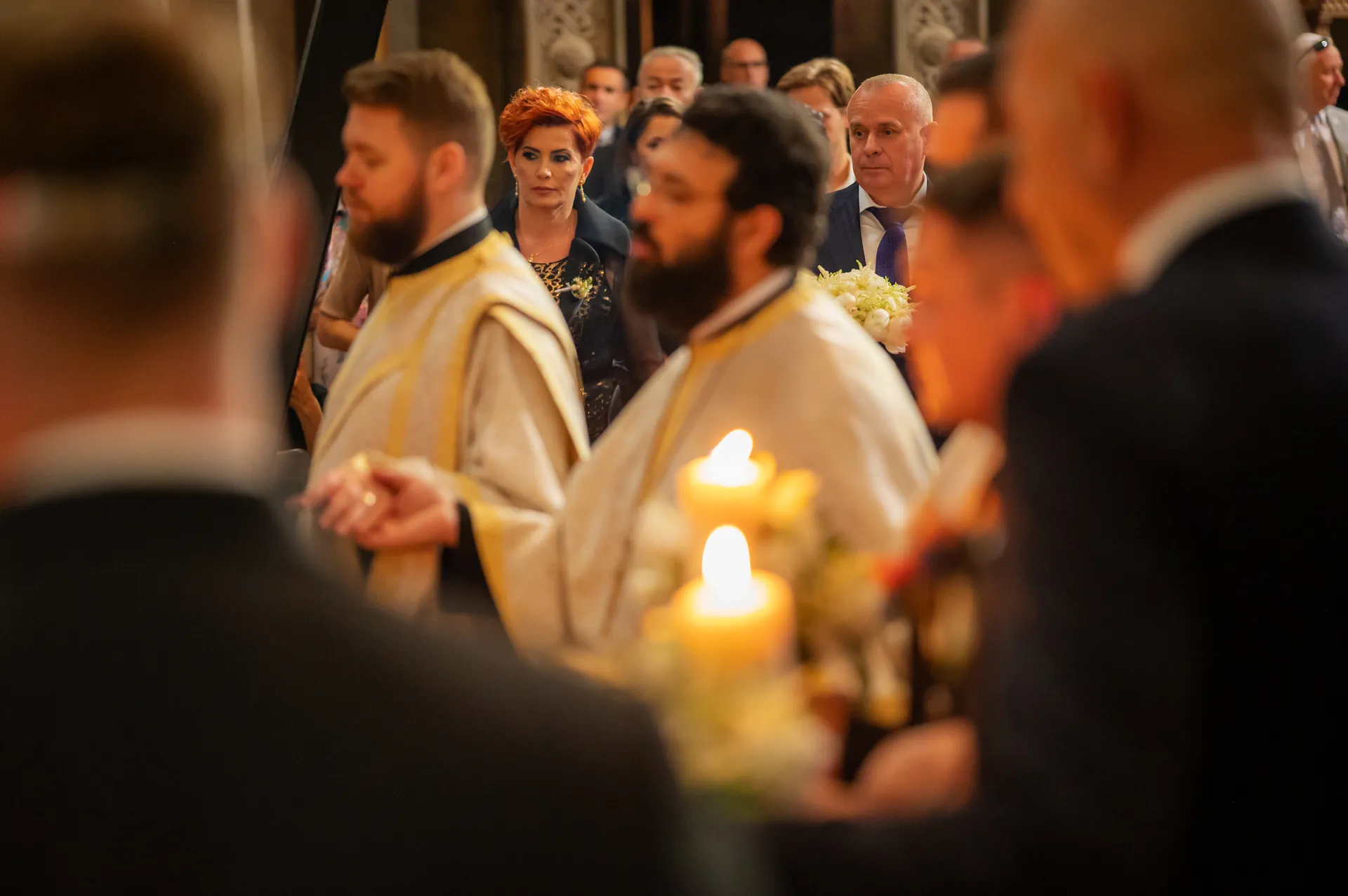 Invitați cu lumânări aprinse în timpul cununiei ortodoxe la Catedrala Mitropolitană din Cluj-Napoca