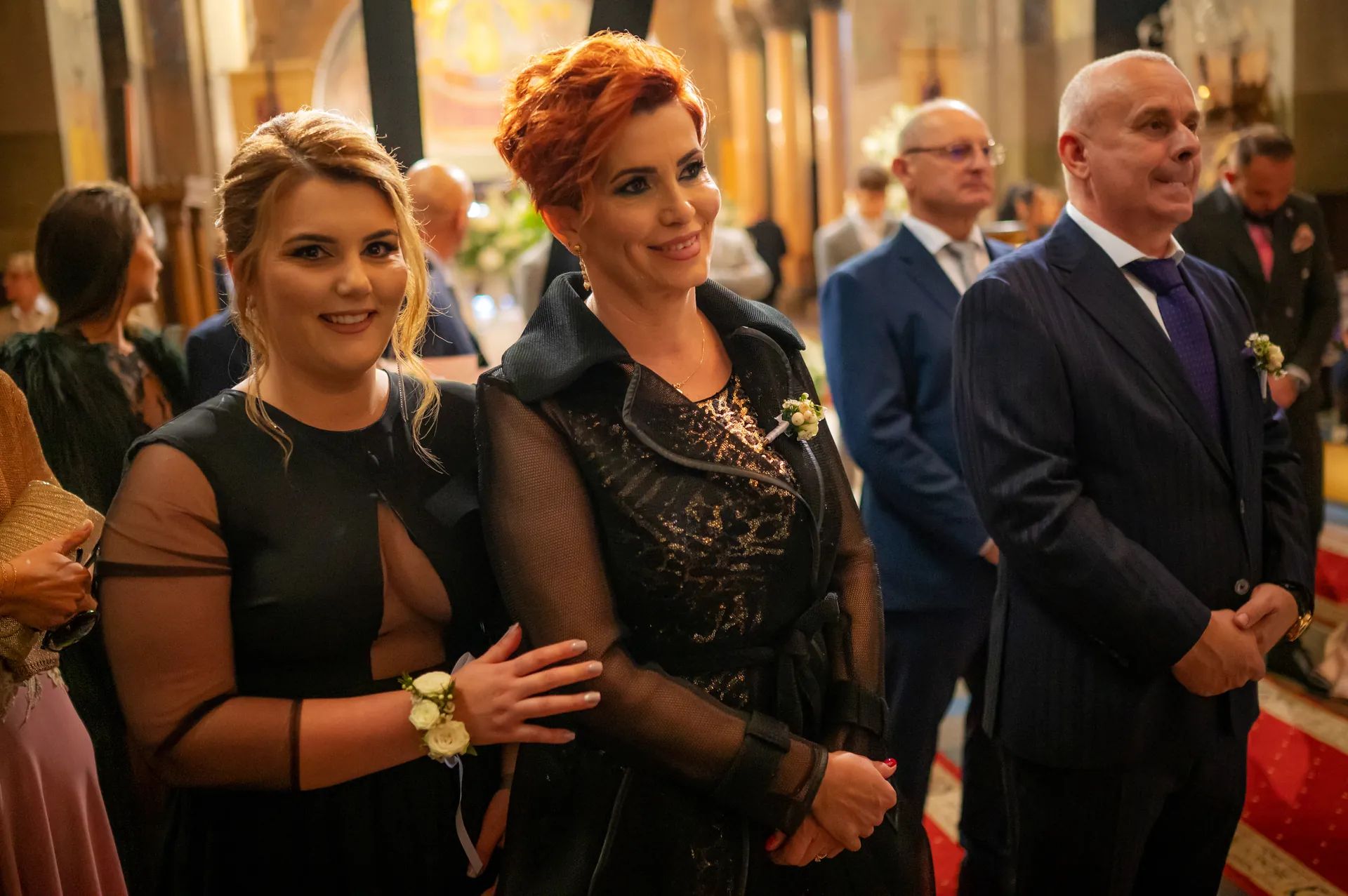Invitați emoționați în timpul cununiei ortodoxe de la Catedrala Mitropolitană din Cluj-Napoca