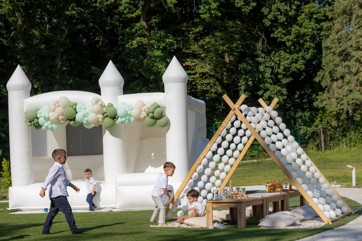 Spațiul exterior verde de la Elitis Events Center, cu decor de botez, Cluj