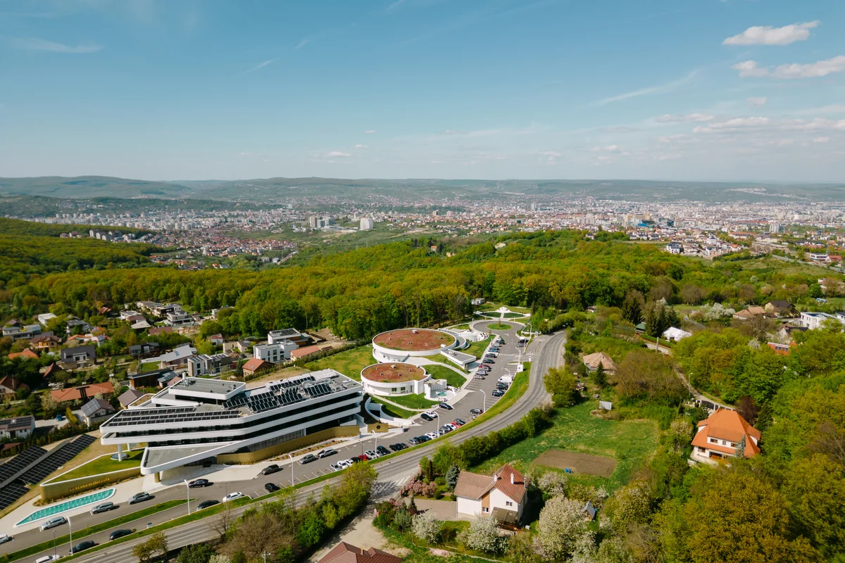 Vedere din dronă a Elitis Events Center din Făget, cu panorama orașului Cluj-Napoca în spate — locație premium de botez