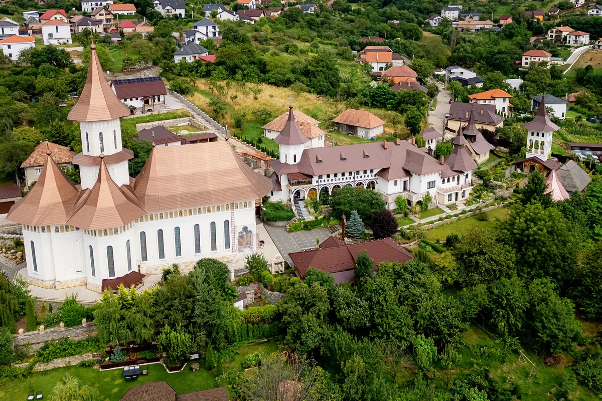 Cadru din dronă cu mănăstirea unde s-a ținut cununia, între casele satului