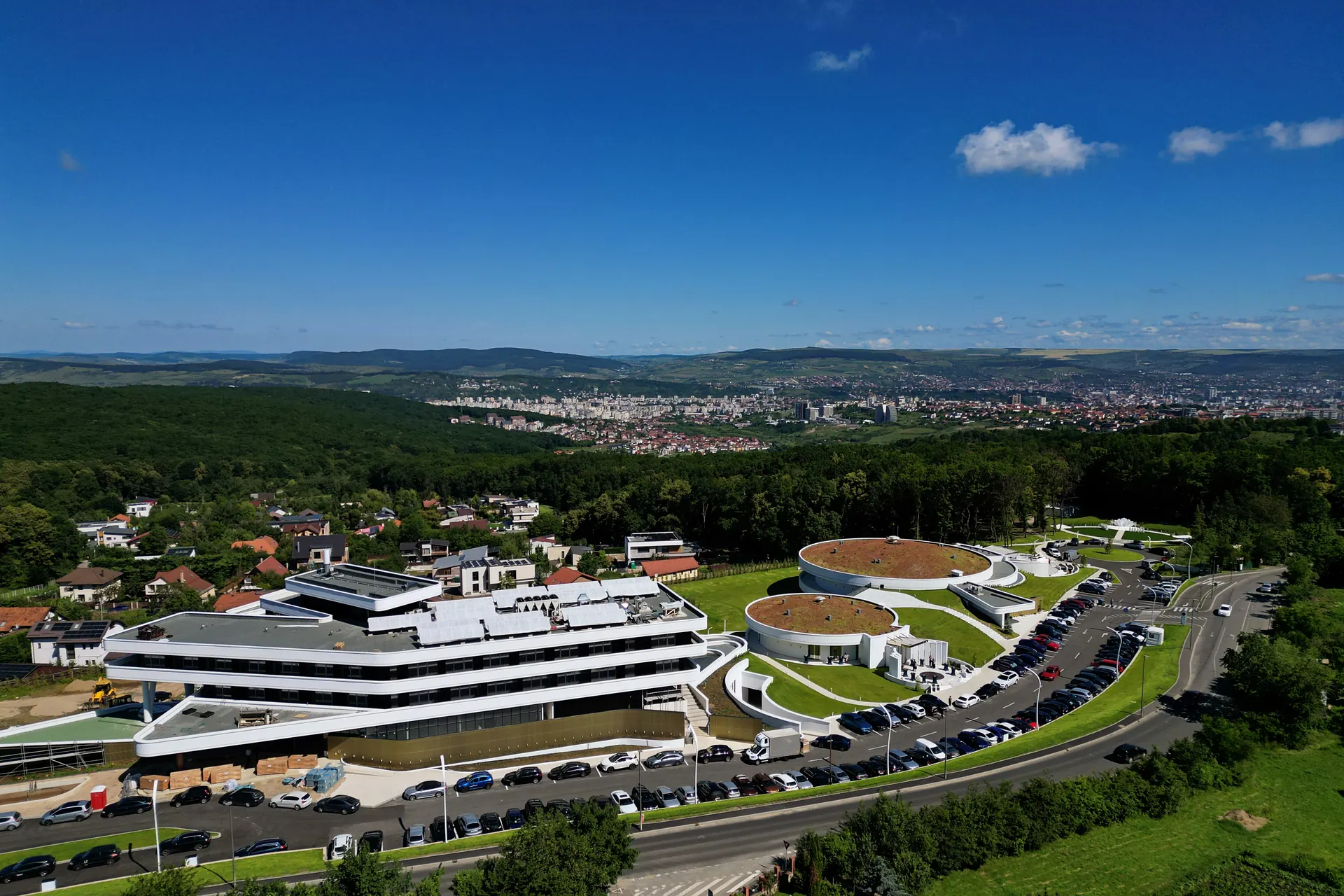 Cadru din dronă cu Elitis Events Center, cu orașul în vale