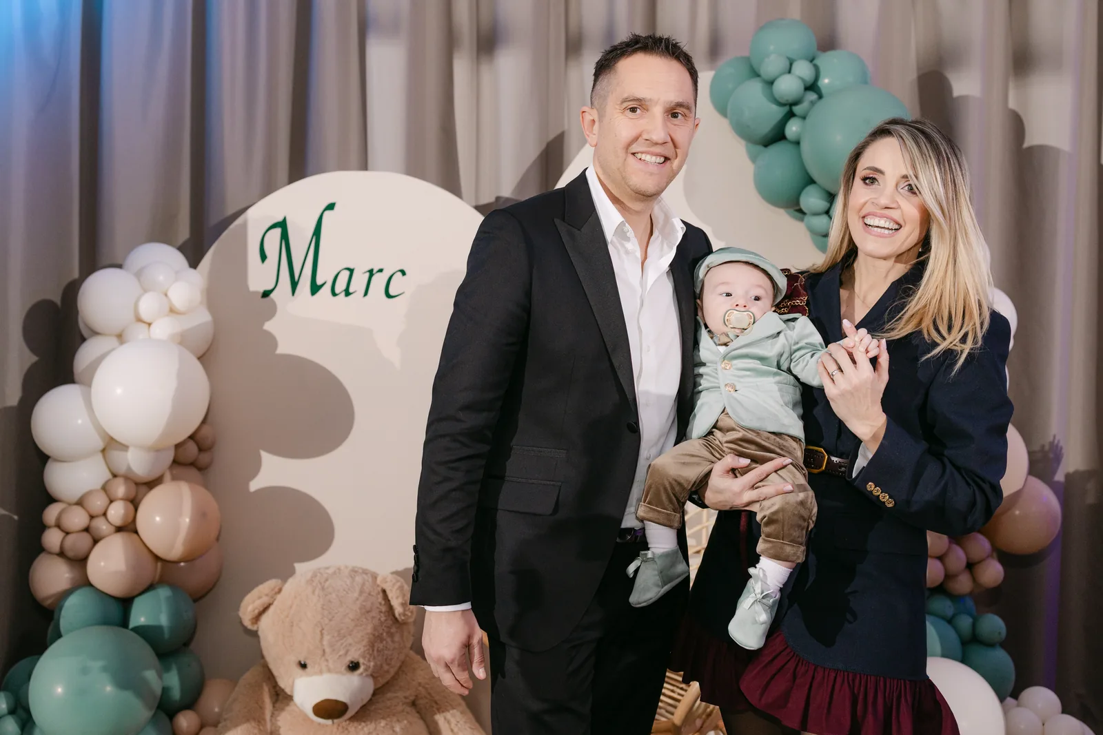 Botezul lui Marc — botez marc radisson blu cluj parinti marc bereta backdrop — fotograf botez