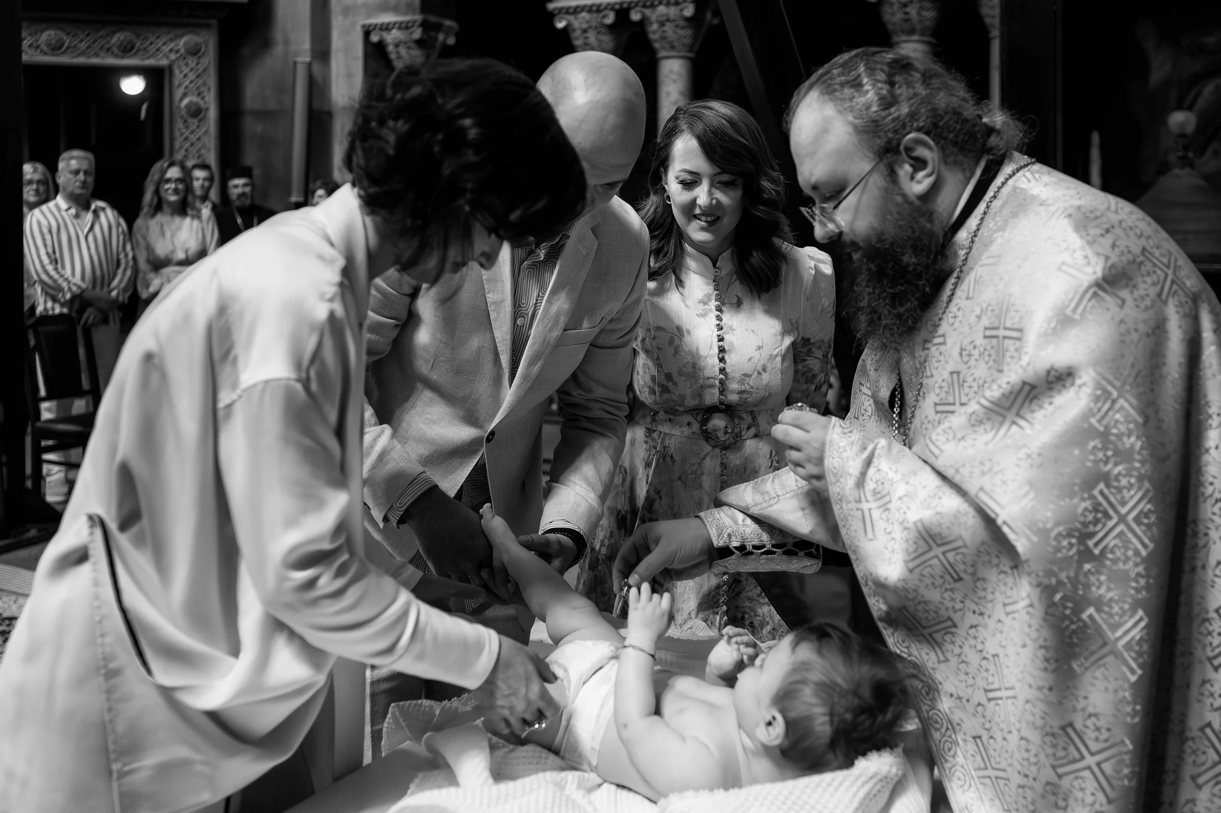 Botezul lui Mateo — botez mateo davinci cluj bw familie preot altar ungere catedrala ortodoxa — fotograf botez