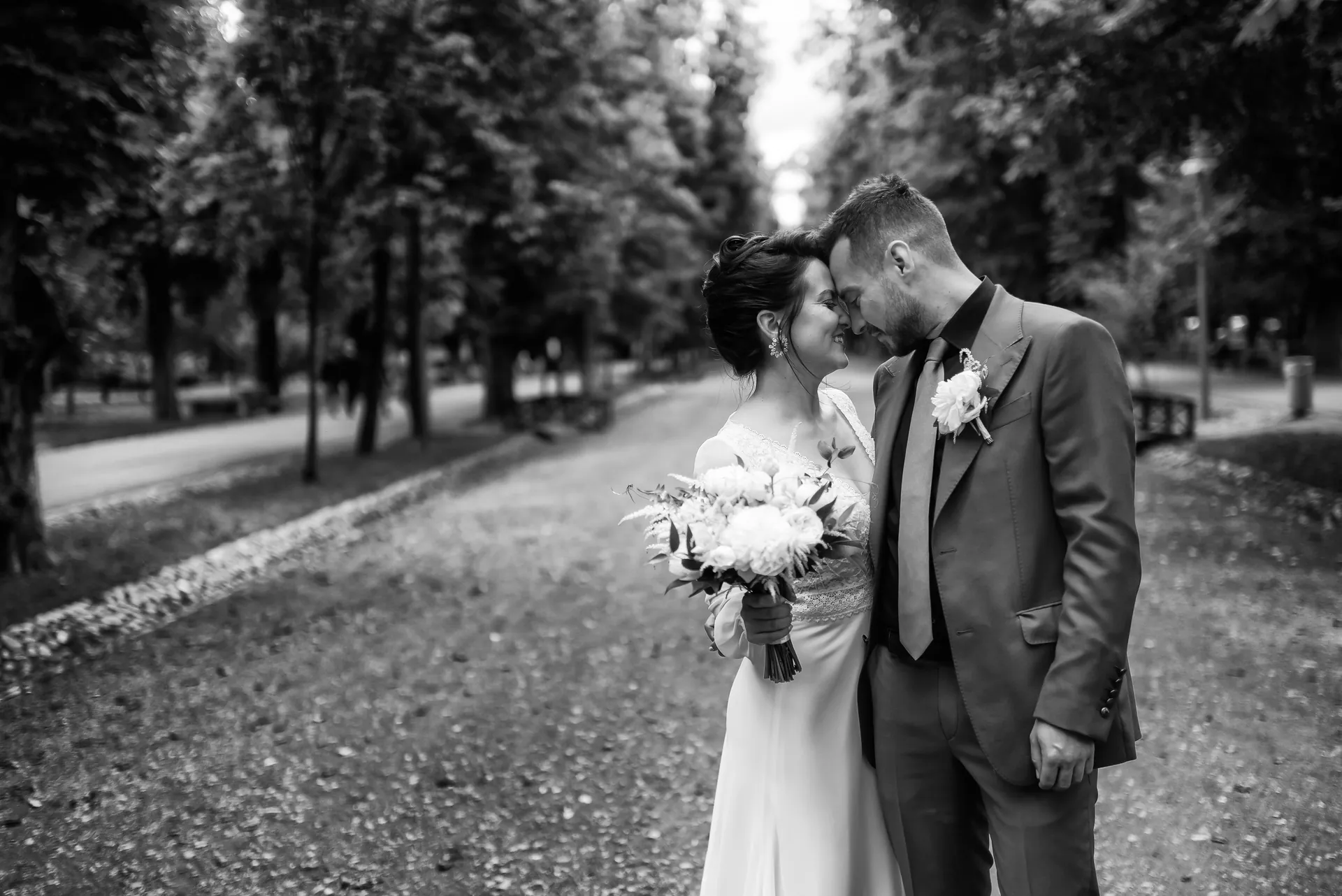 Mery & Gabriel — nunta da vinci cluj miri frunte parc alee copaci — fotograf nuntă