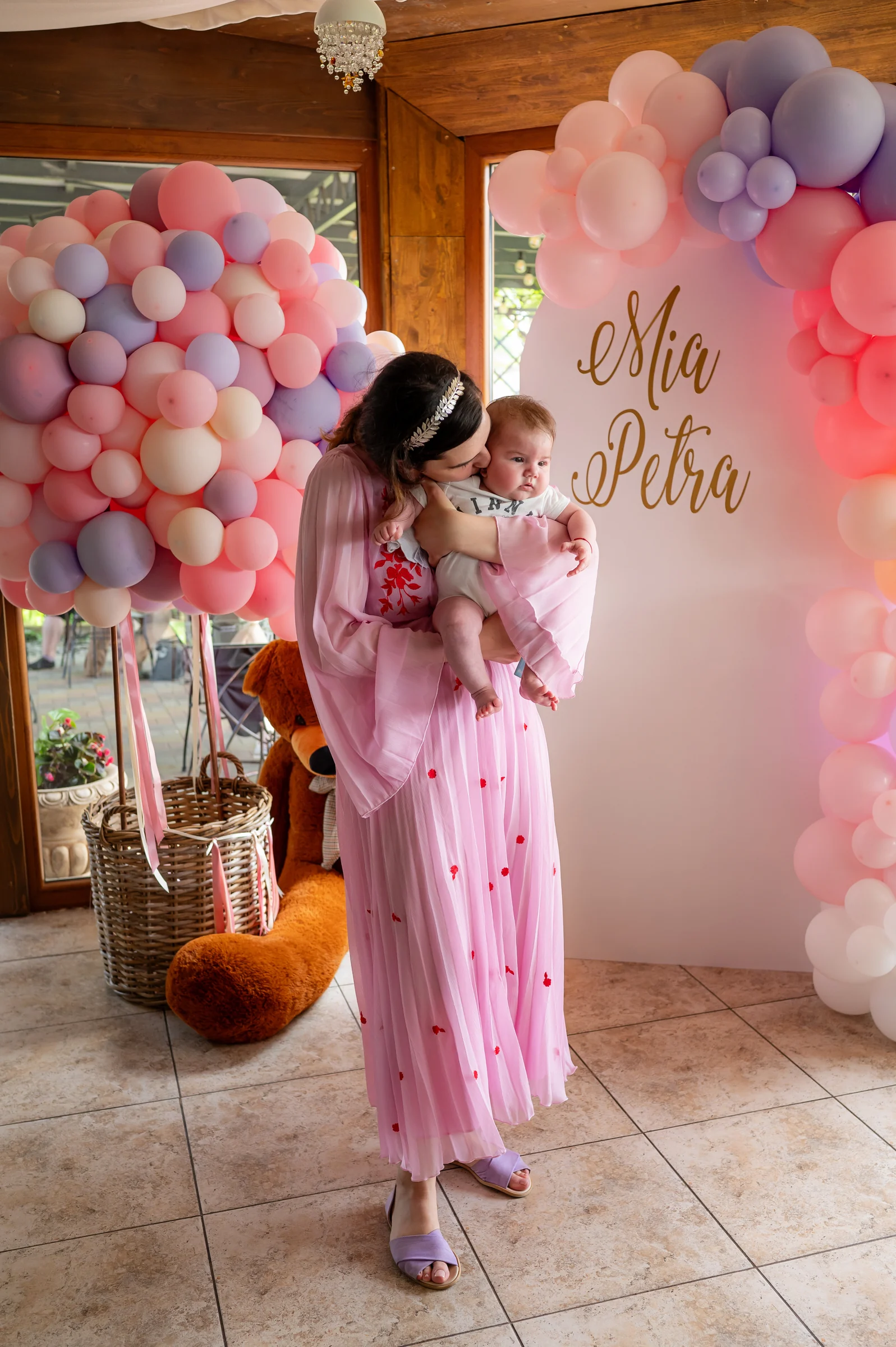 Botezul Miei Petra — botez mia petra panoramic cluj mama saruta mia petra balloon arch — fotograf botez