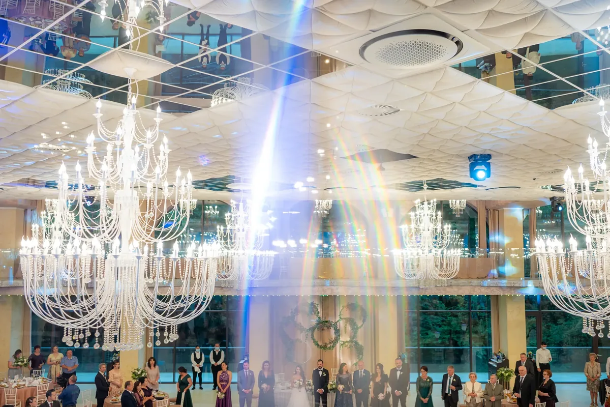 Sala Grande Vista de la Wonderland Cluj, cu candelabre — una dintre sălile lor mari de eveniment