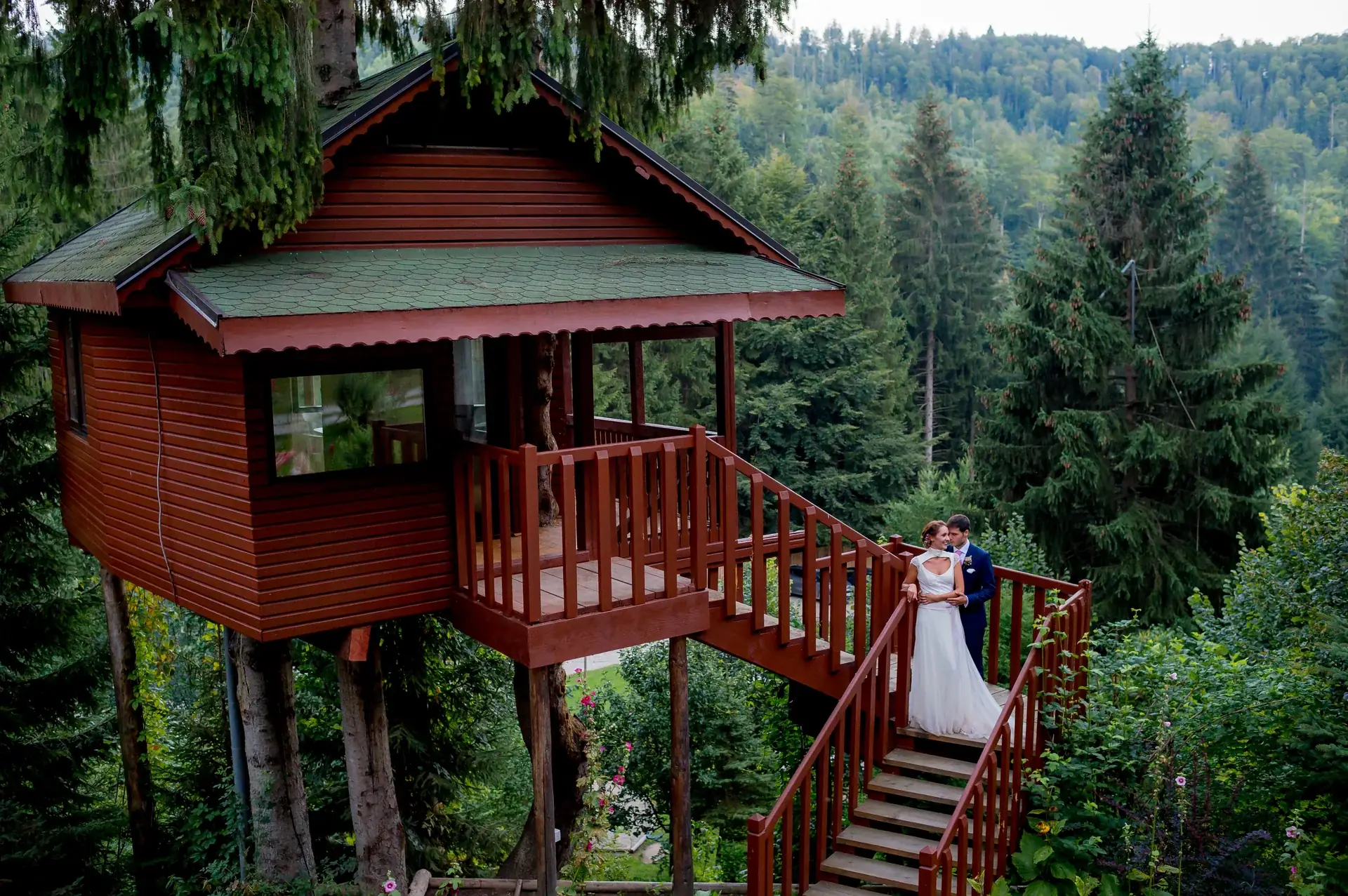 Raluca & Arnau — nunta Hadar Inima Pădurii Buzău pre wedding adunare prieteni lumini aer liber hadar — fotograf nuntă