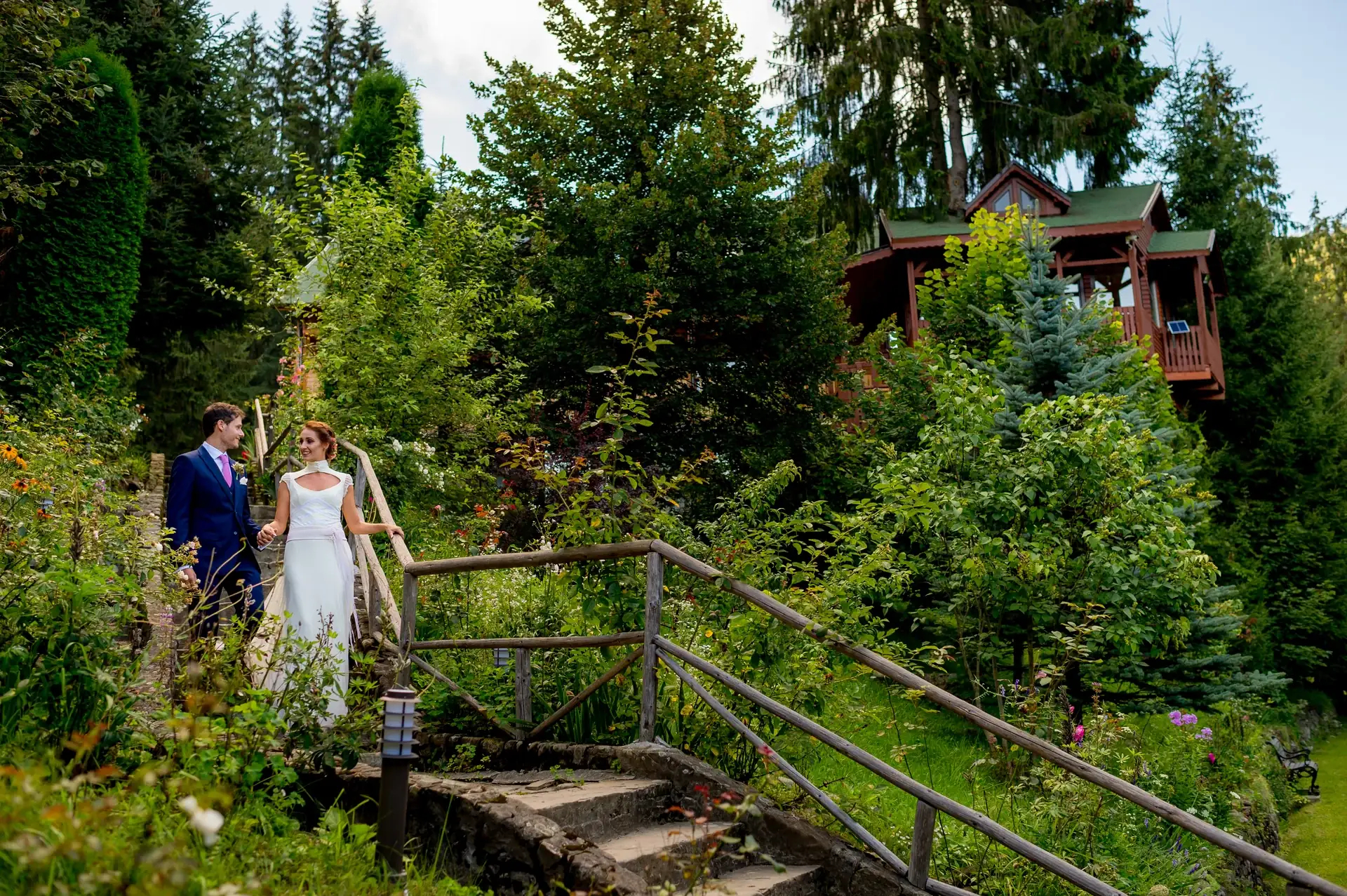 Raluca & Arnau — nunta Hadar Inima Pădurii Buzău schimb verighete maini detaliu macro — fotograf nuntă