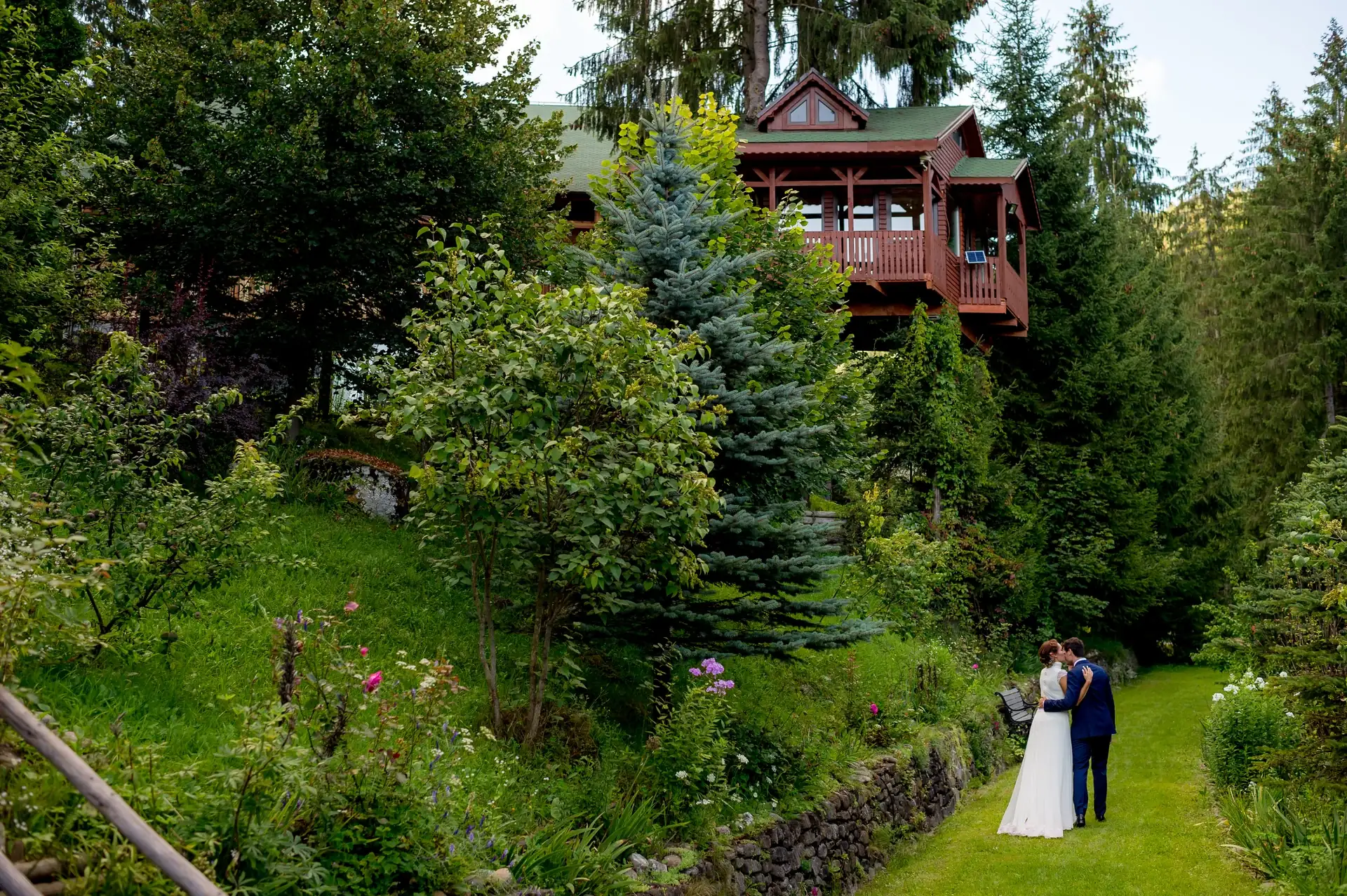 Raluca & Arnau — nunta Hadar Inima Pădurii Buzău miri primul sarut ceremonie padure aplauze — fotograf nuntă