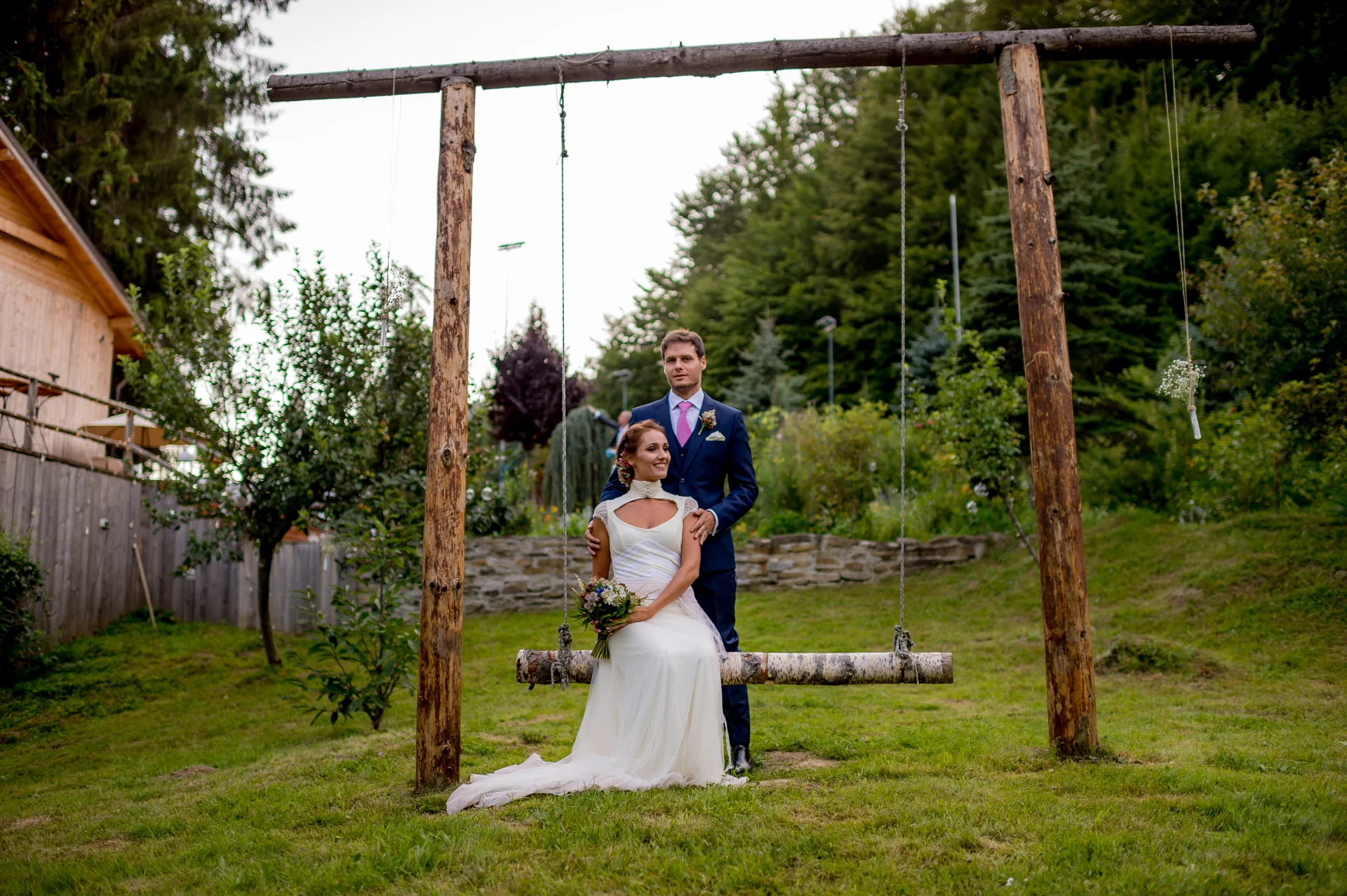 Raluca & Arnau — nunta Hadar Inima Pădurii Buzău miri prieteni sarut lift pajiste candid ras — fotograf nuntă