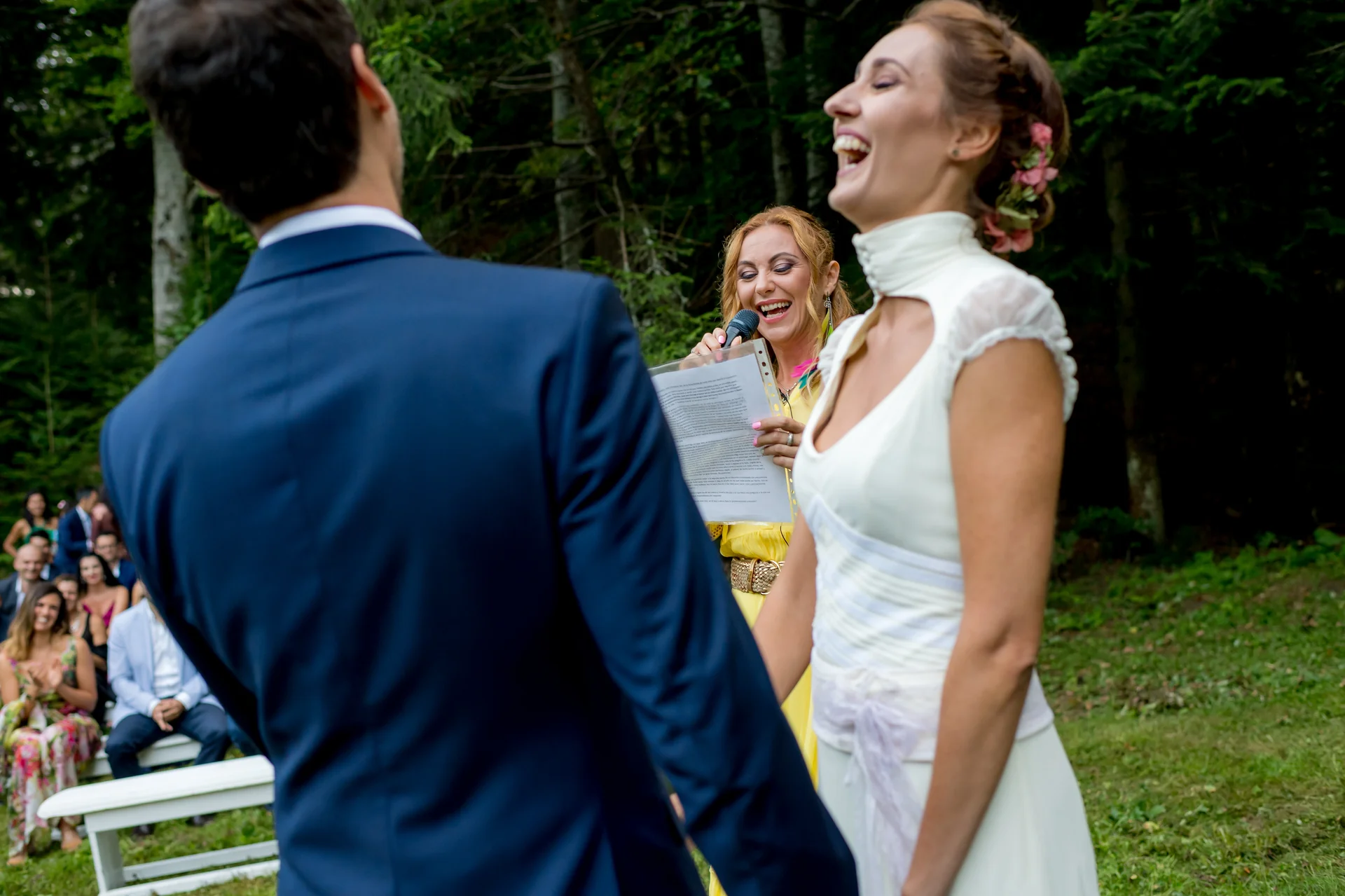 Raluca & Arnau — nunta Hadar Inima Pădurii Buzău cuplu plimbare padure brazi romantic candid — fotograf nuntă